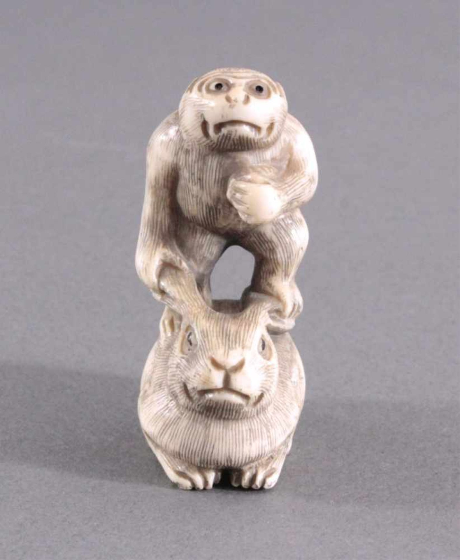 Netsuke, Japan 1. Hälfte 20. Jh., Elfenbein geschnitztVollplastische Schnitzerei, partiell