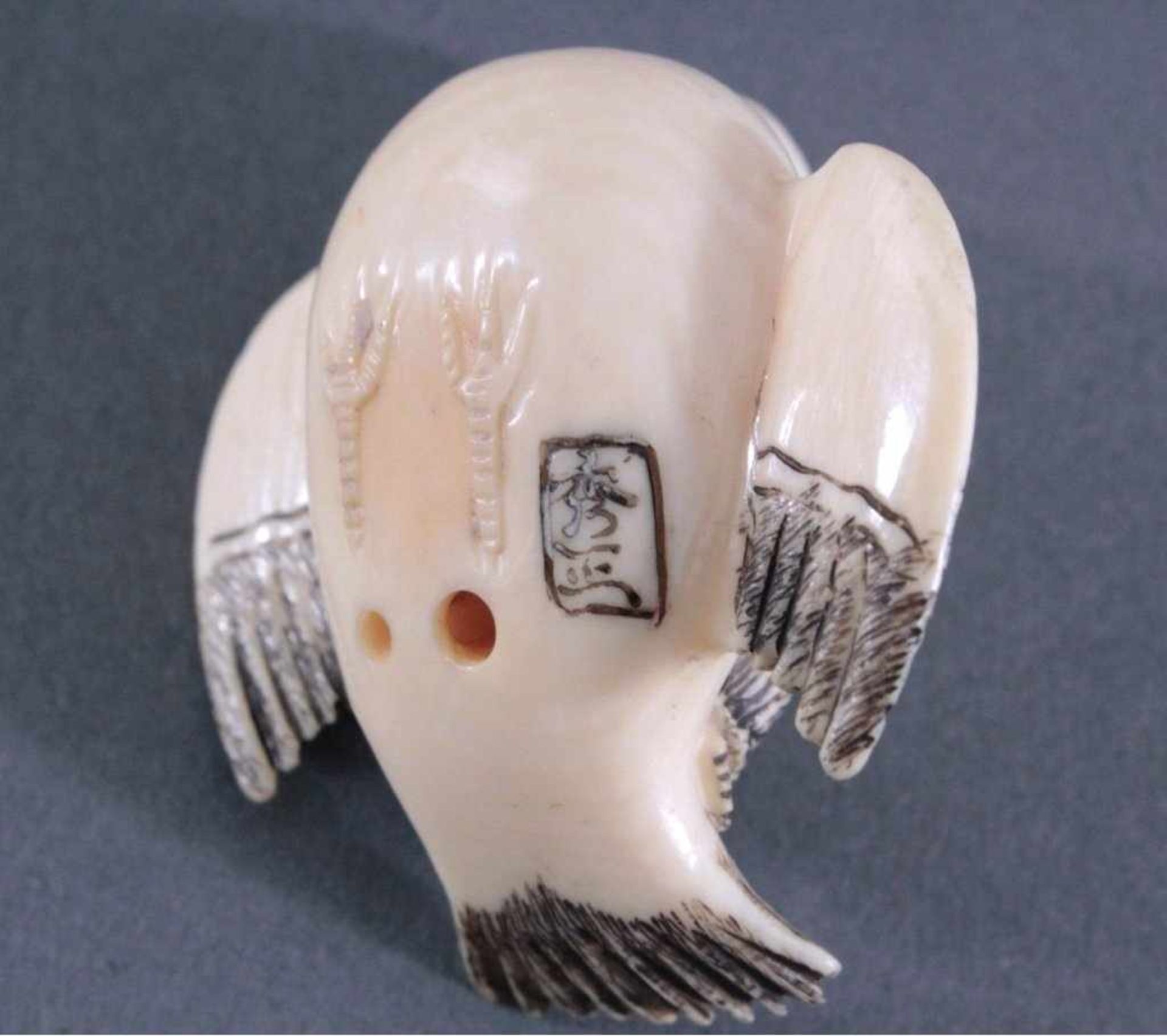 Netsuke, China, Mitte 20. Jh., Elfenbein geschnitztVollplastische Schnitzerei, partiell - Bild 6 aus 6