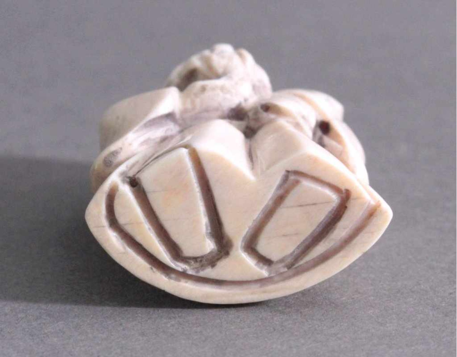 Netsuke, Japan, Mitte 20. Jh., Elfenbein geschnitztVollplastische Schnitzerei, partiell geschwärzt, - Bild 5 aus 5