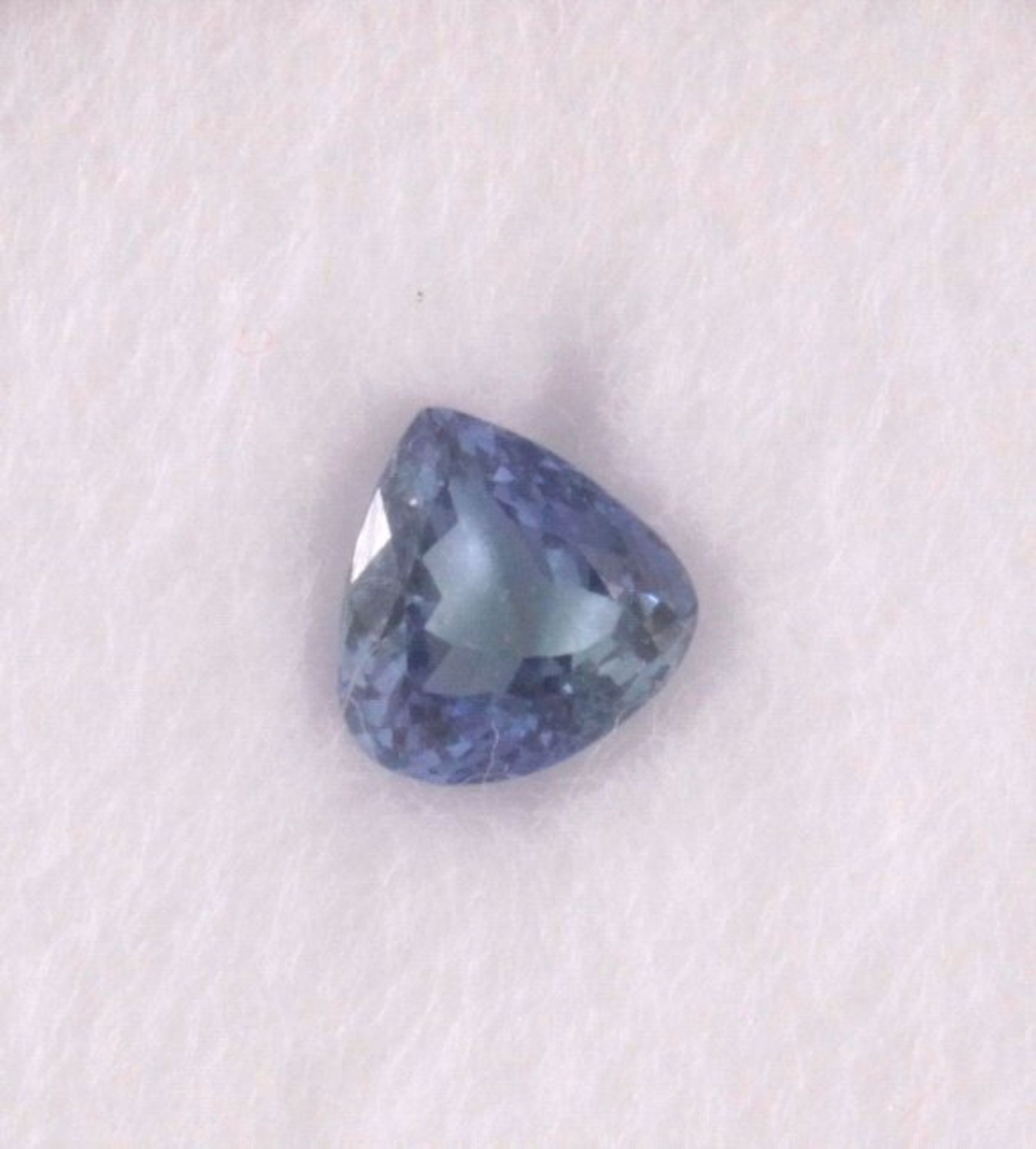 Natürlicher Tansanit von 1,34 KaratTropfen-Form, grünlich-blau, erhitzt, mit Zertifikat