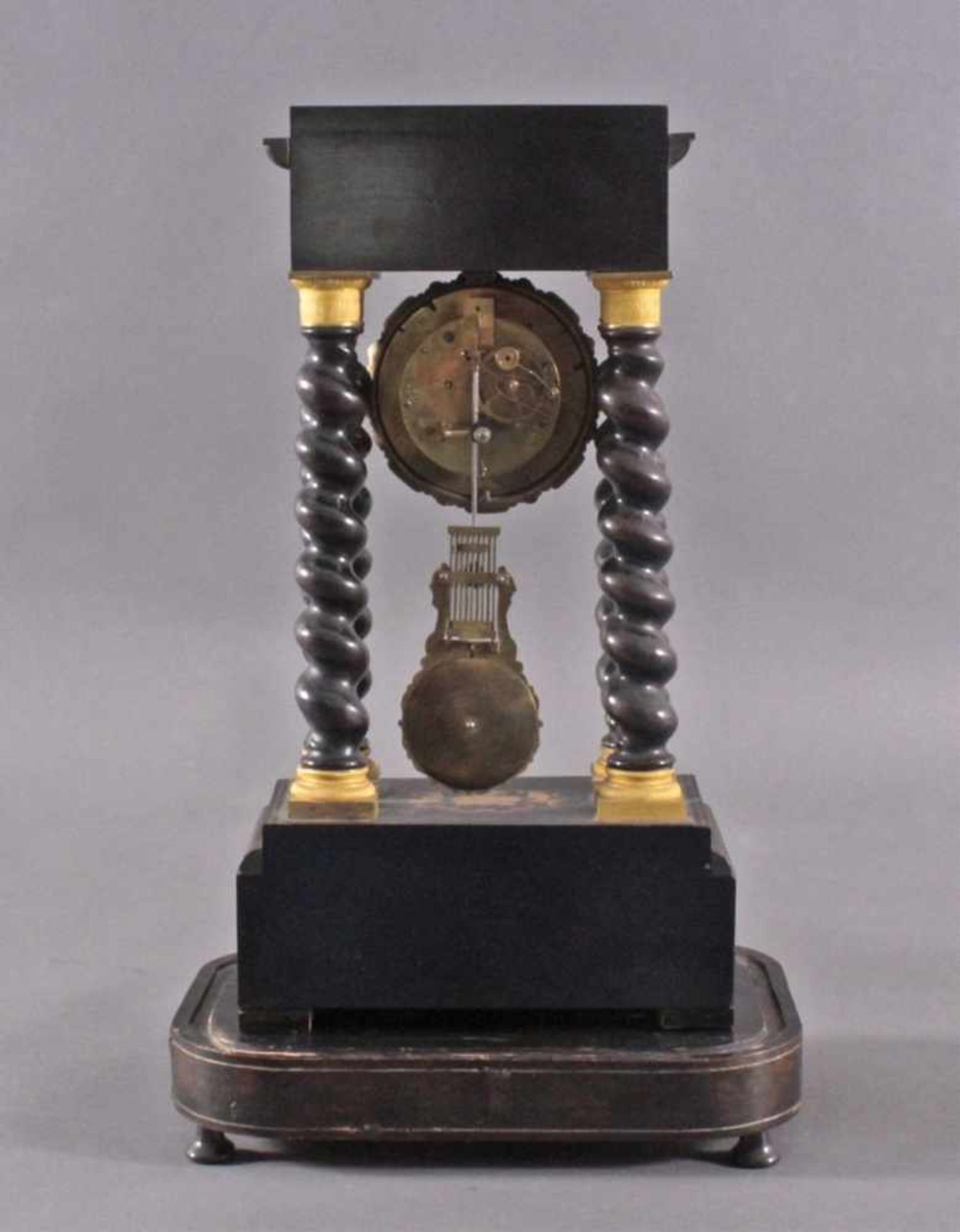 Prunk-Kaminuhr mit Glocke, Frankreich 1. Hälfte 19. Jh.Getreppter Sockel, ebonisierter Holzkorpus - Bild 5 aus 8