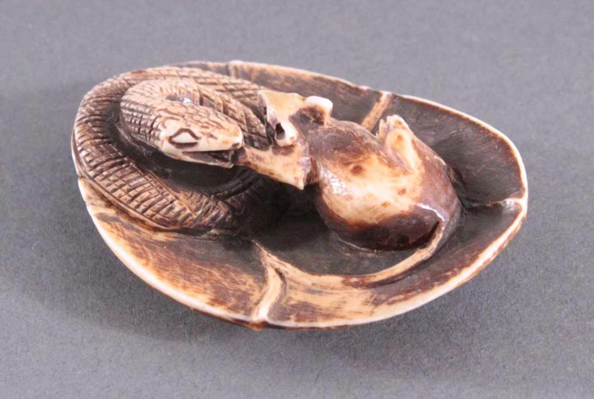 Netsuke, Japan 1. Hälfte 20. Jh., Elfenbein geschnitztVollplastische Schnitzerei, Schlange und Ratte - Bild 2 aus 3