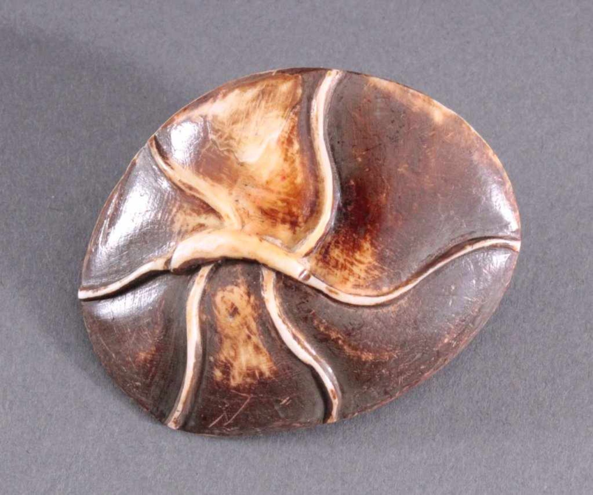 Netsuke, Japan 1. Hälfte 20. Jh., Elfenbein geschnitztVollplastische Schnitzerei, Schlange und Ratte - Bild 3 aus 3