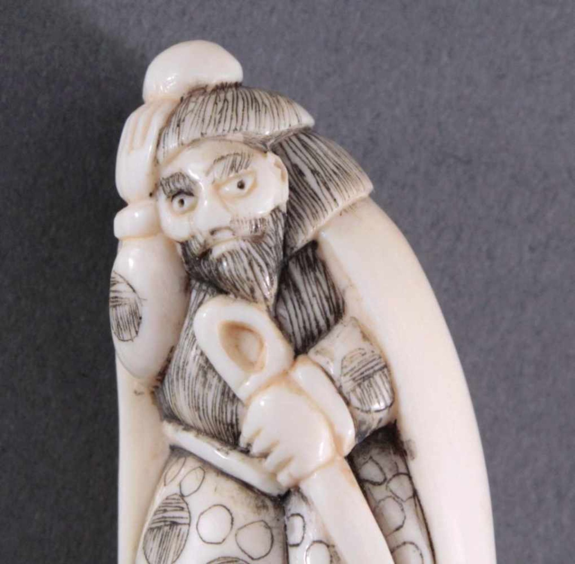 Netsuke, China, Mitte 20. Jh., Elfenbein geschnitztVollplastische Schnitzerei, partiell - Bild 6 aus 7