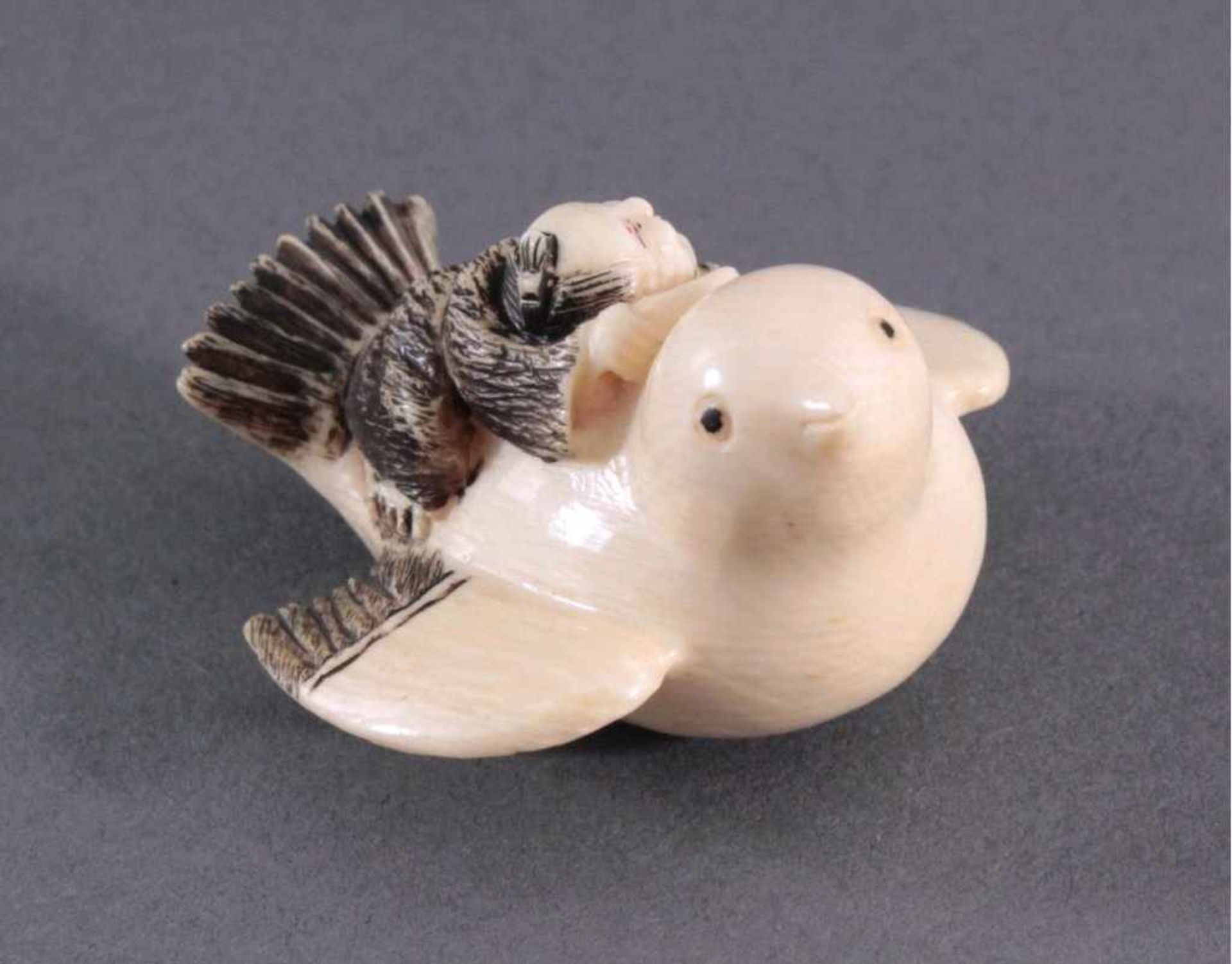 Netsuke, China, Mitte 20. Jh., Elfenbein geschnitztVollplastische Schnitzerei, partiell