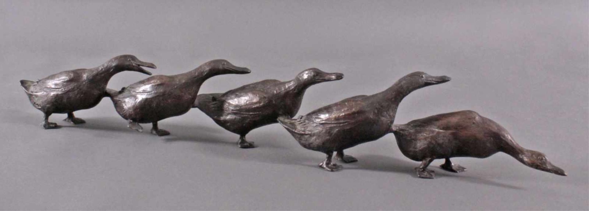 Kurt Ahrens 1934-2014, EntenfamilieBronzeskulptur, 5 watschelnde Enten, auf der zweiten Entevon - Bild 2 aus 6