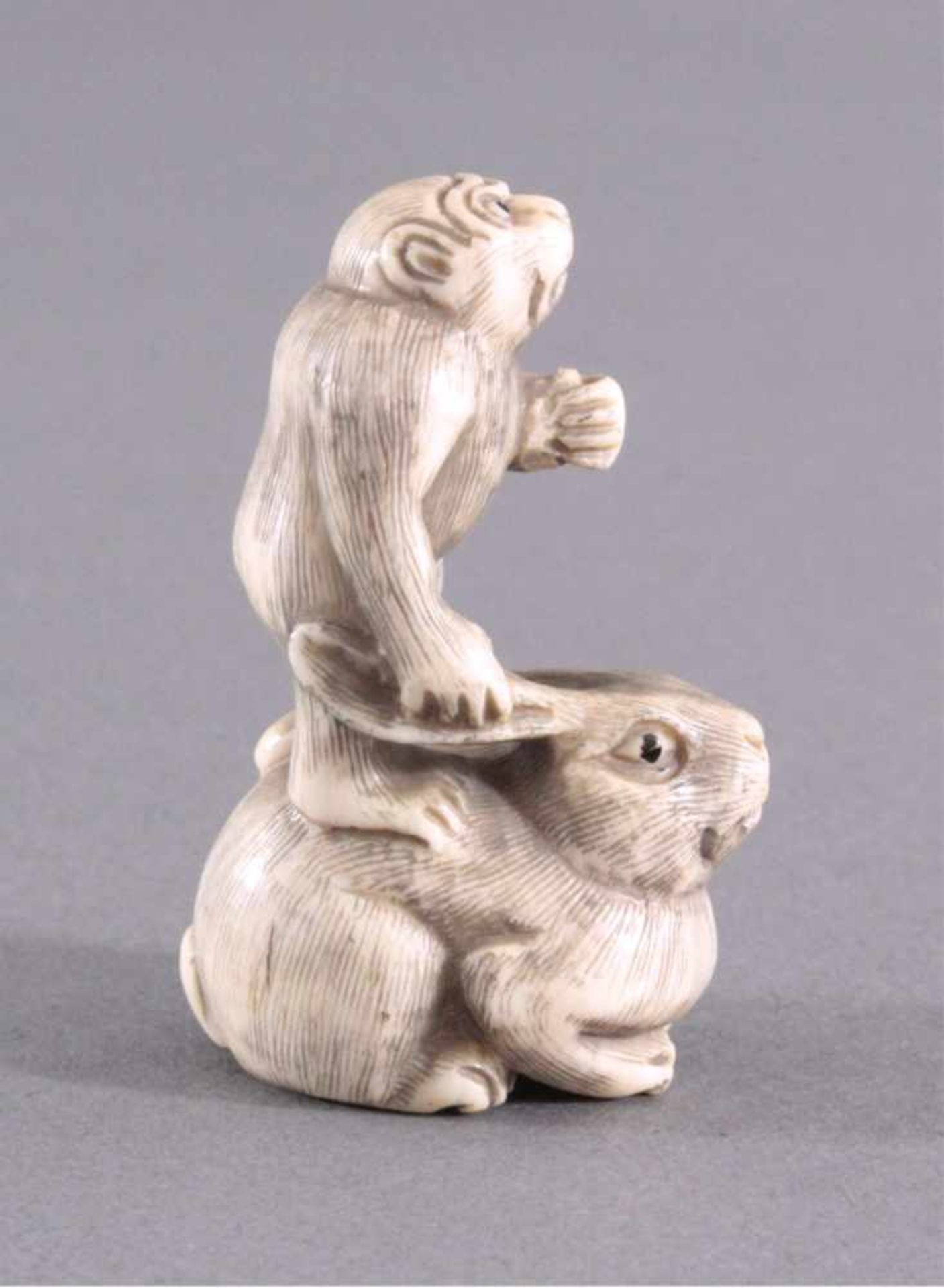 Netsuke, Japan 1. Hälfte 20. Jh., Elfenbein geschnitztVollplastische Schnitzerei, partiell - Bild 4 aus 5