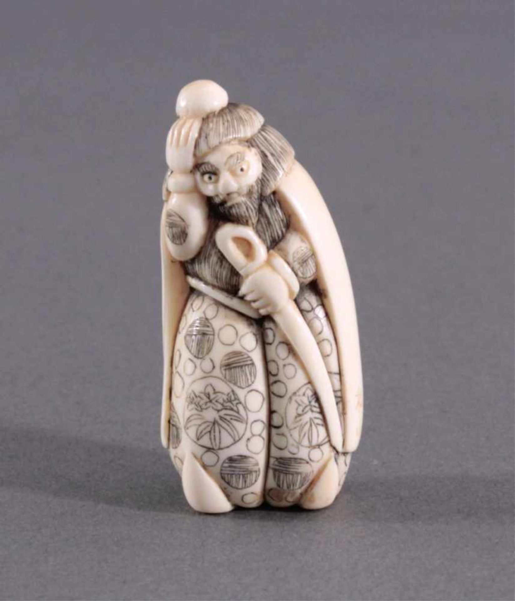 Netsuke, China, Mitte 20. Jh., Elfenbein geschnitztVollplastische Schnitzerei, partiell