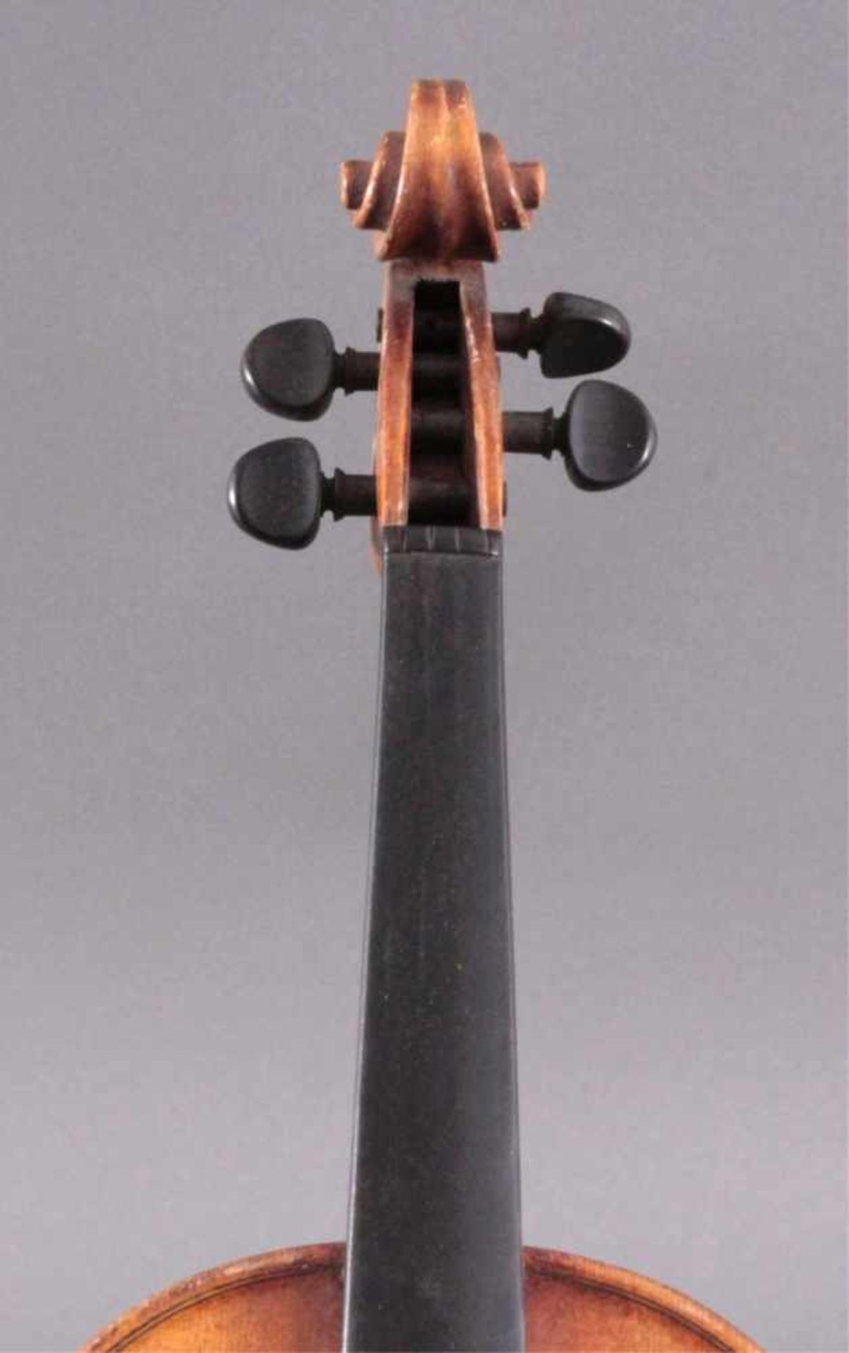 Geige / Violine mit Bogen und Geigenkasten um 1900Ca. Korpus Länge 36 cm. - Image 4 of 9