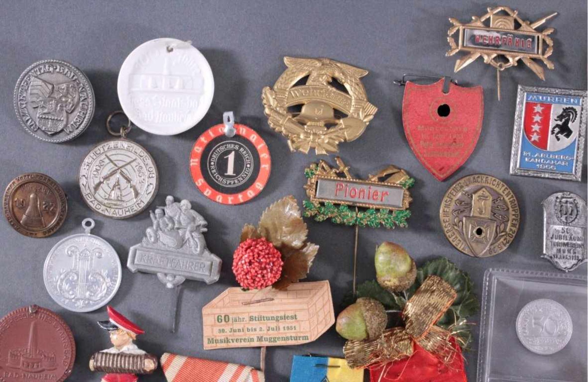 Münzen, Tagungs- und Veranstaltungsabzeichen Bad NauheimCa. 85 Stück, aus Metall, Porzellan, Holz, - Bild 2 aus 5