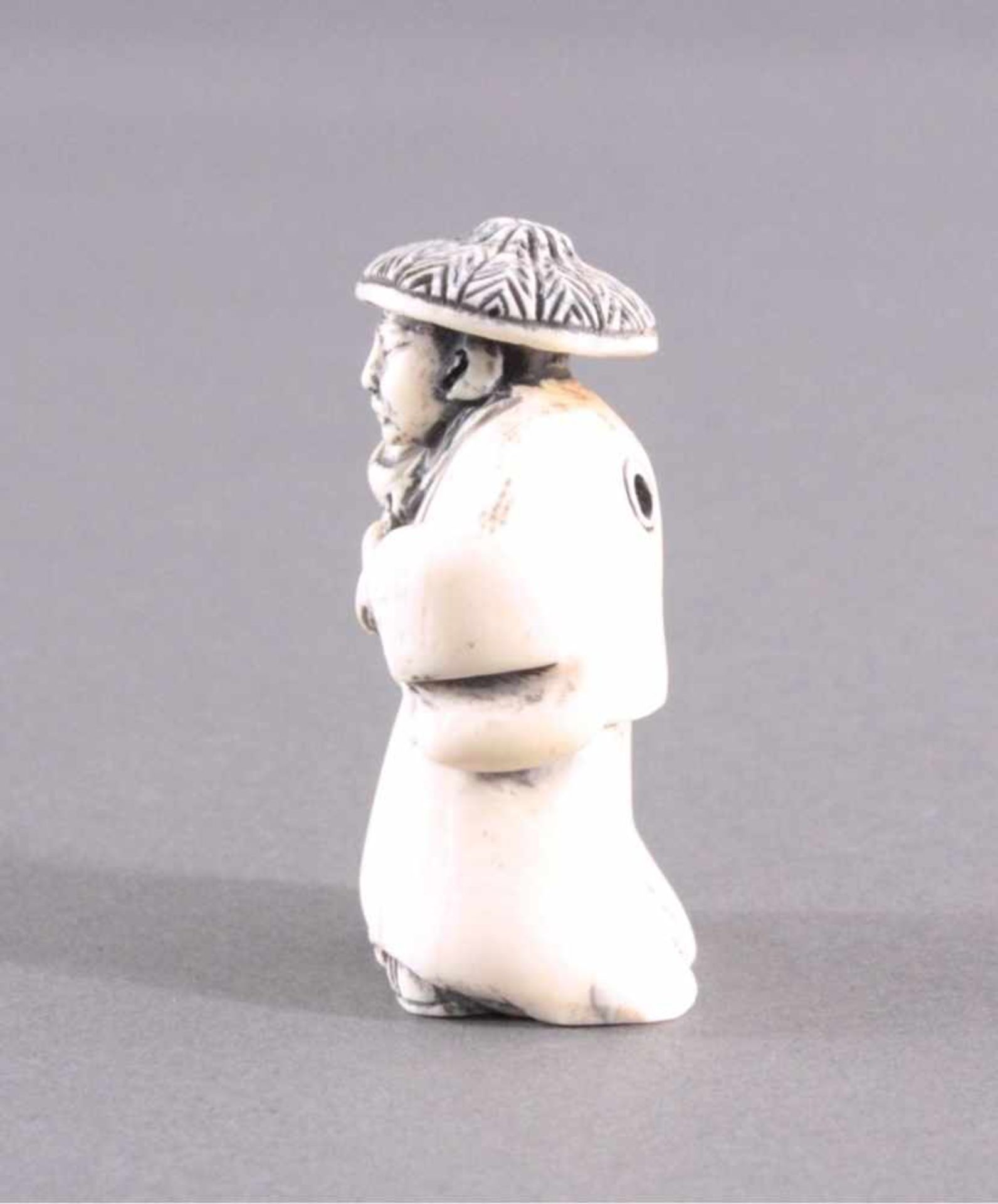 Netsuke, Japan 1. Hälfte 20. Jh., Elfenbein geschnitztVollplastische Schnitzerei, japanischer - Bild 2 aus 5
