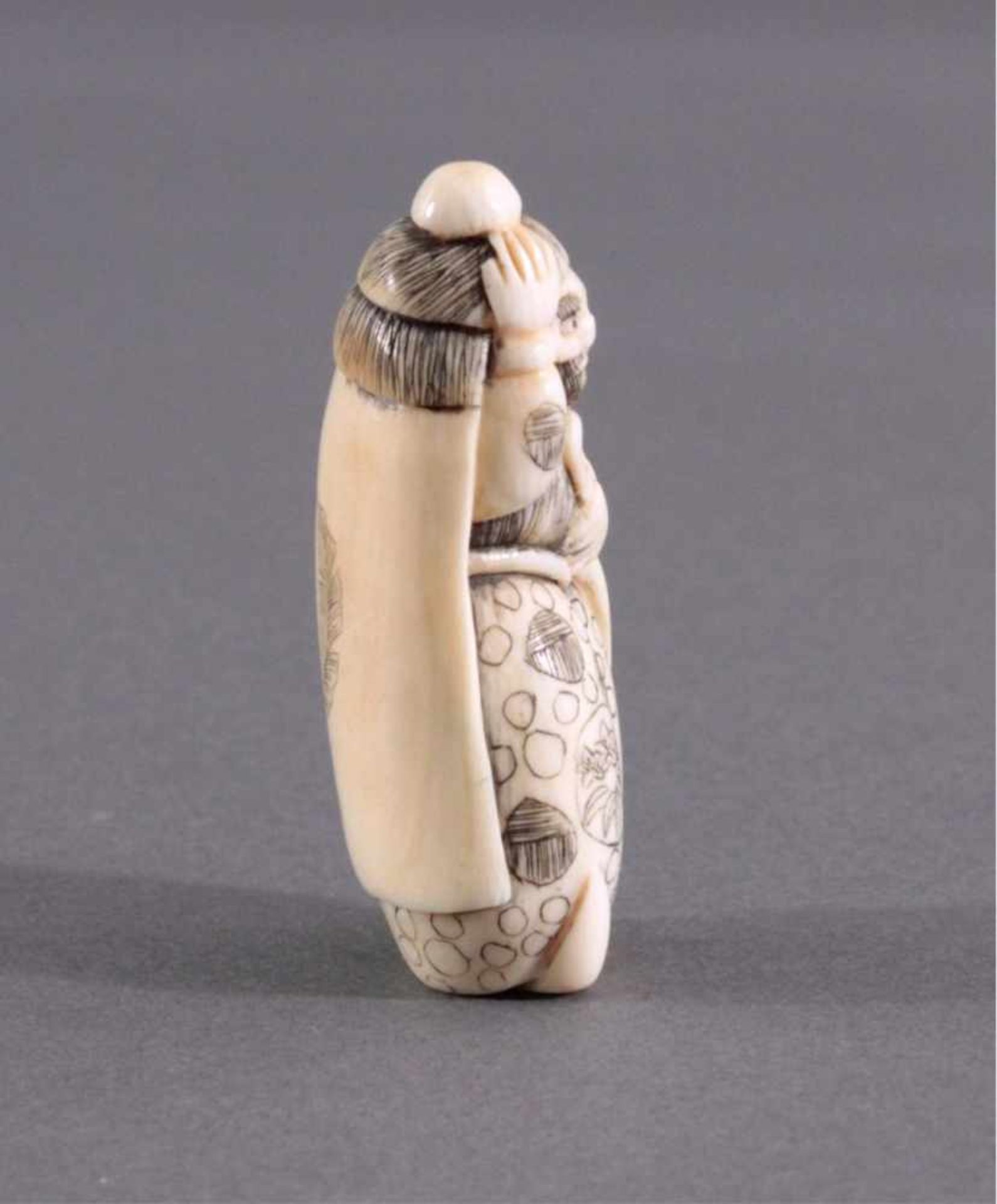 Netsuke, China, Mitte 20. Jh., Elfenbein geschnitztVollplastische Schnitzerei, partiell - Bild 4 aus 7