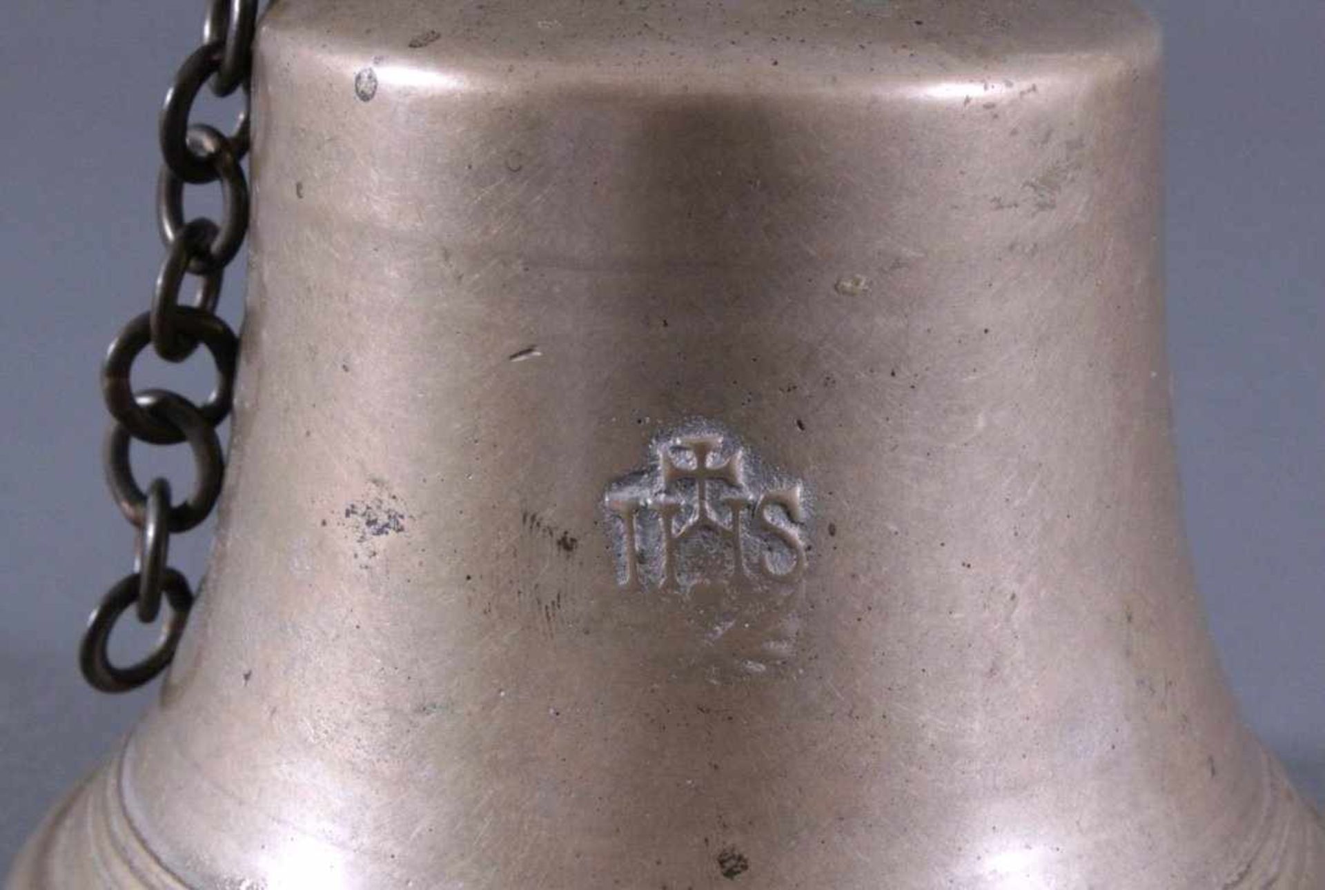 Bronze-Glocke um 1900Wandung dekoriert mit reliefierten christlichen Motiven, zumBeispiel IHS, Jesus - Bild 2 aus 10