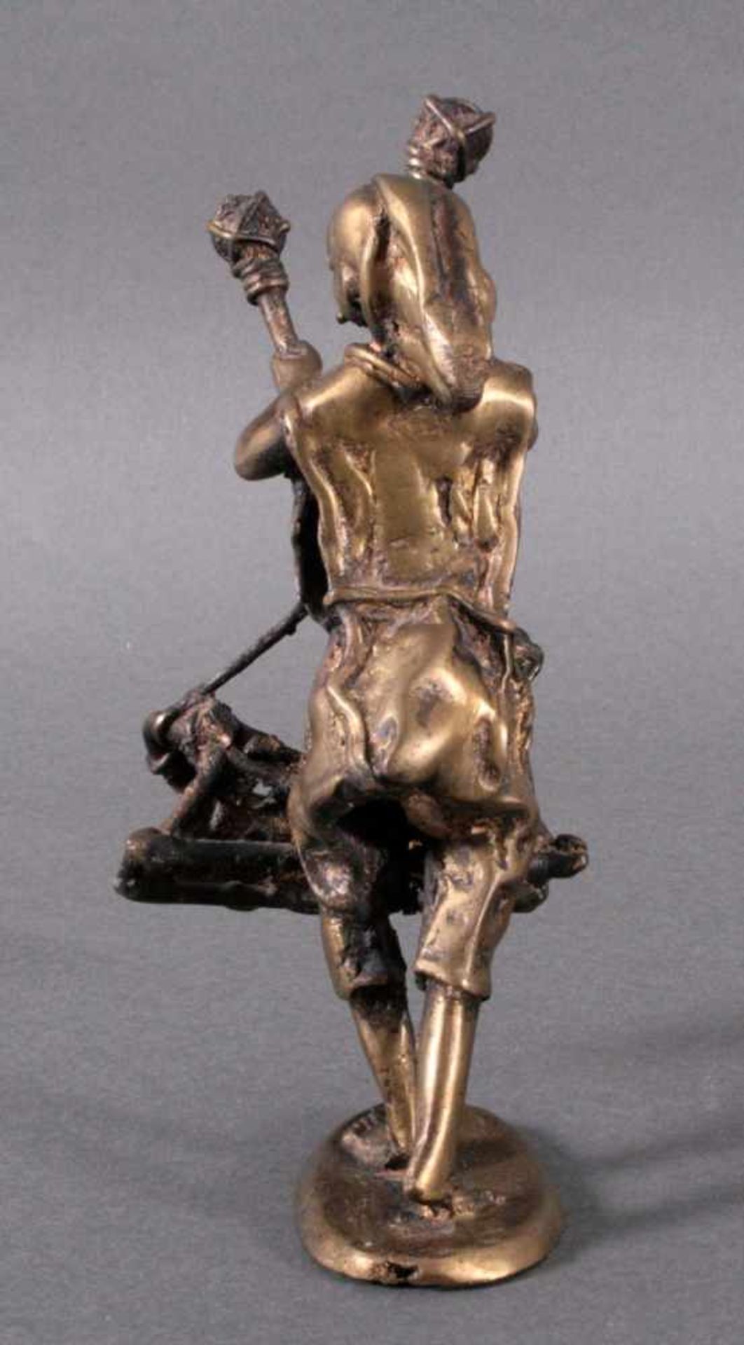 Bronzefigur ChinaGlockenspieler, ovaler Stand, detailliert gearbeitet,verlorene Form, ca. H- 21 cm - Bild 4 aus 5
