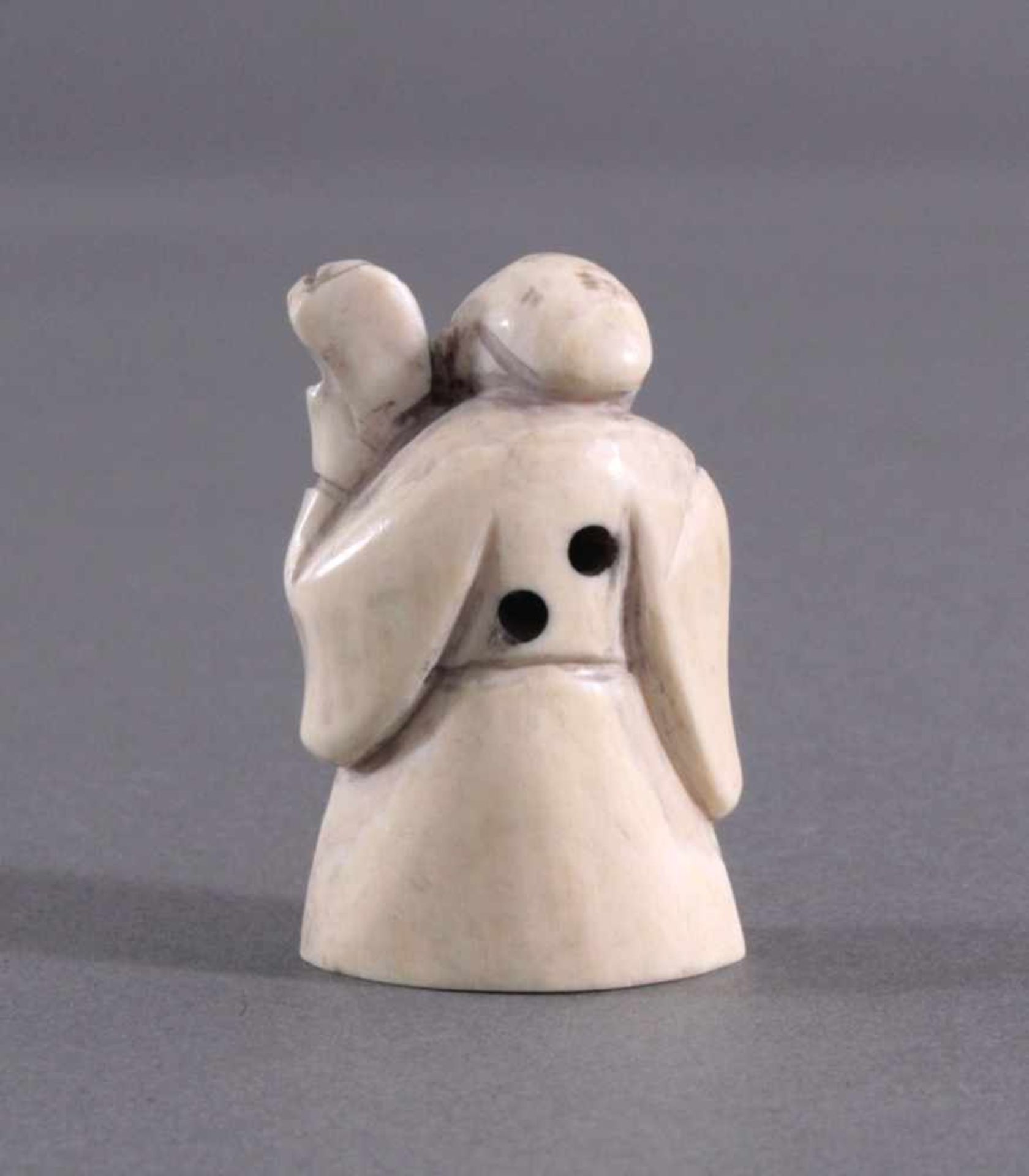 Netsuke, Japan, Mitte 20. Jh., Elfenbein geschnitztVollplastische Schnitzerei, partiell geschwärzt, - Bild 3 aus 5