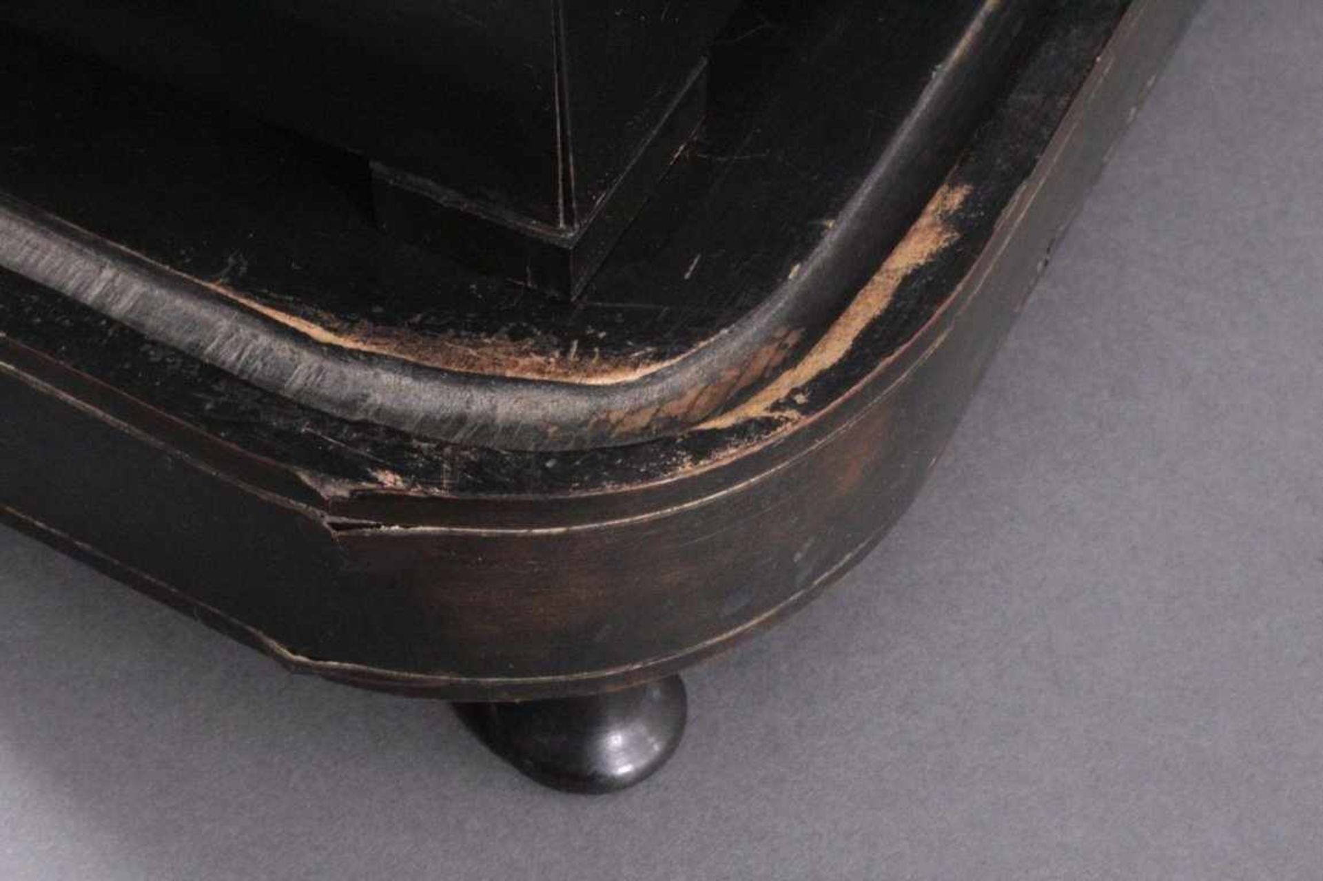 Prunk-Kaminuhr mit Glocke, Frankreich 1. Hälfte 19. Jh.Getreppter Sockel, ebonisierter Holzkorpus - Image 8 of 8