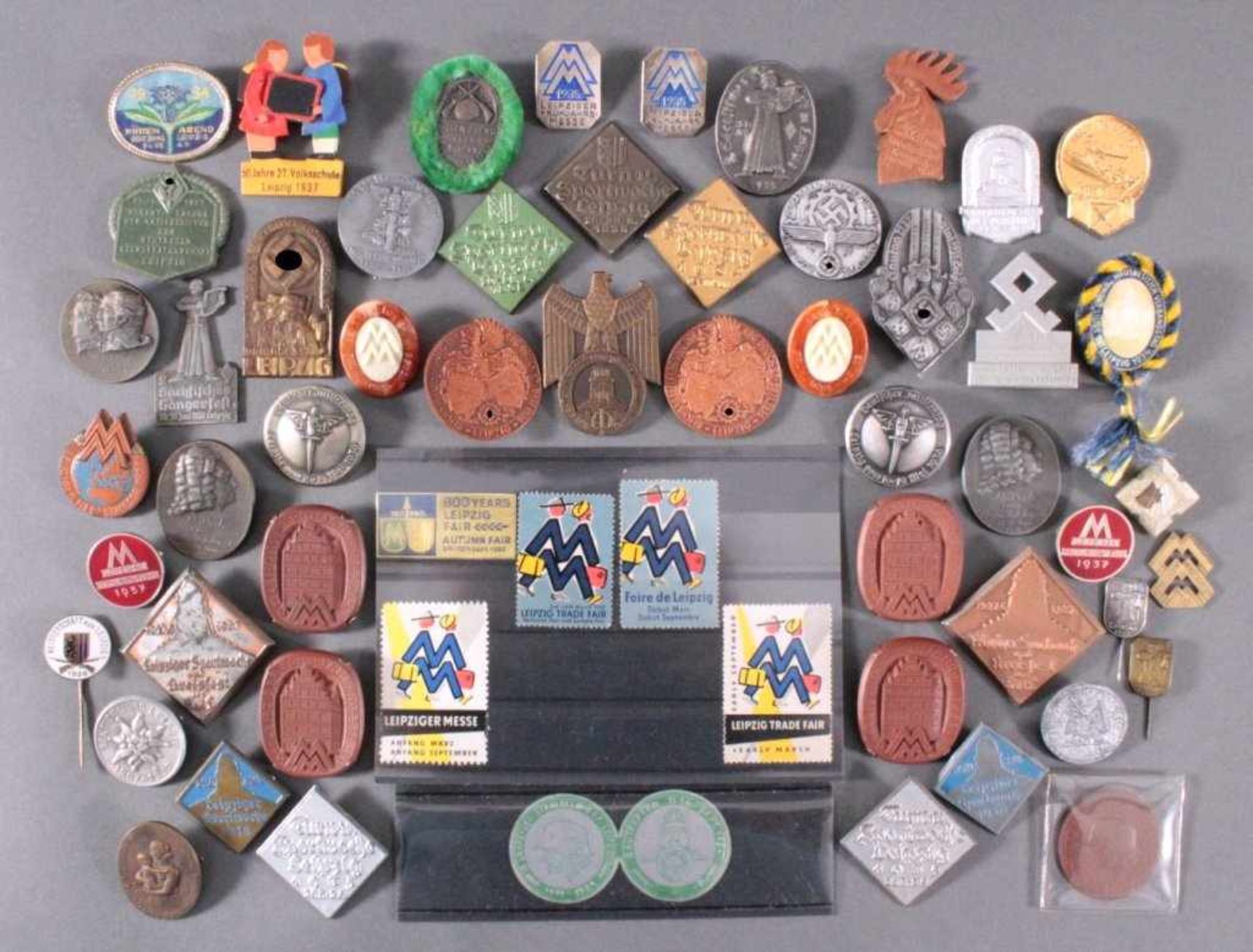 Sammlung Tagungs- und Versammlungsabzeichen SachsenCa. 52 Stück und Etiketten auf Stecktafeln,