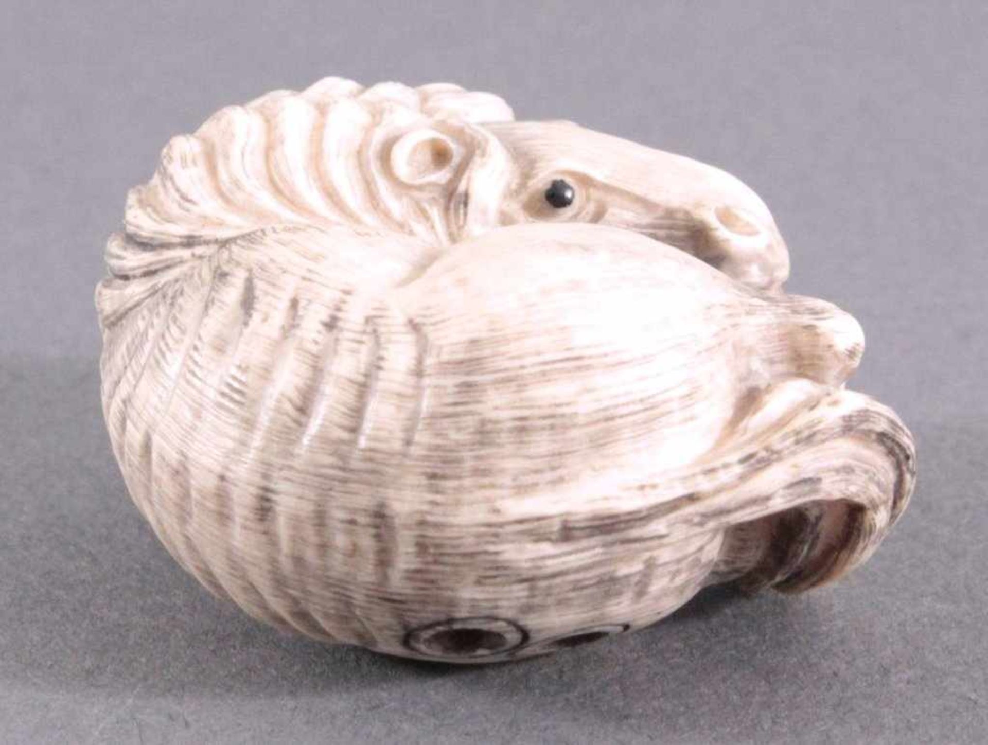 Netsuke, China, Mitte 20. Jh., Elfenbein geschnitztVollplastische Schnitzerei, partiell - Bild 3 aus 4