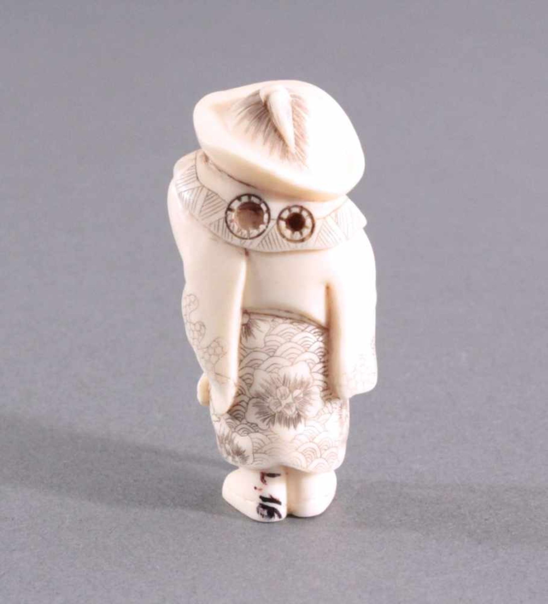 Netsuke, Japan 1. Hälfte 20. Jh., Elfenbein geschnitztVollplastische Schnitzerei, signiert, Mann mit - Bild 3 aus 5