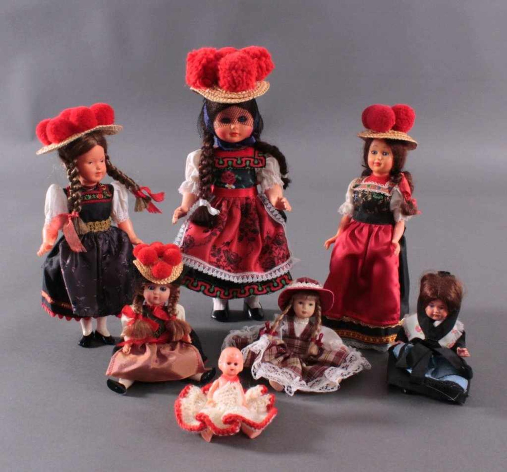 Konvolut Puppen5 Trachtenpuppen mit Echthaar, ca. H- 11 bis 24 cm.1 kleine Porzellan-Puppe, H- 12