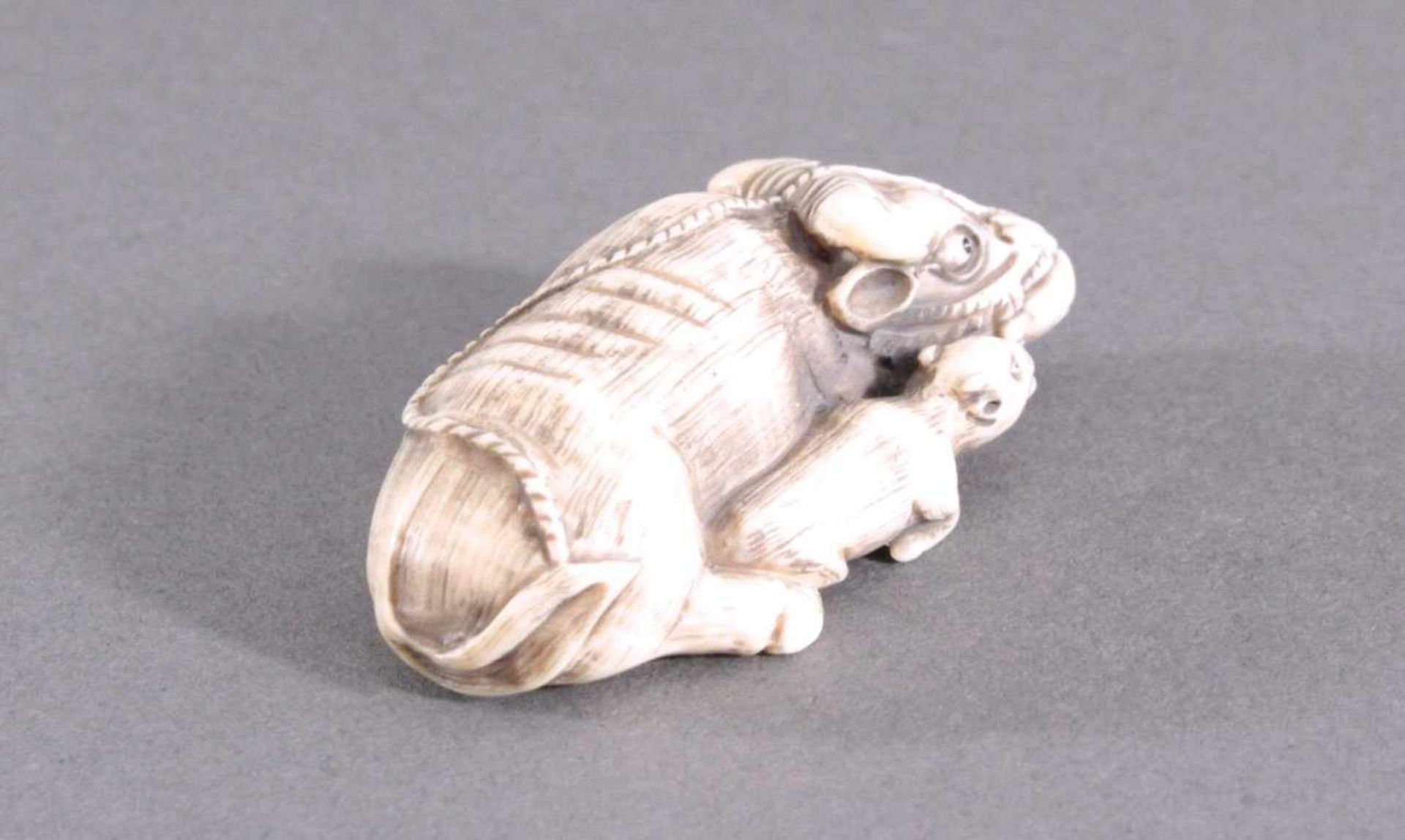 Netsuke, Japan 1. Hälfte 20. Jh., Elfenbein geschnitztVollplastische Schnitzerei, Wasserbüffel mit - Bild 4 aus 5