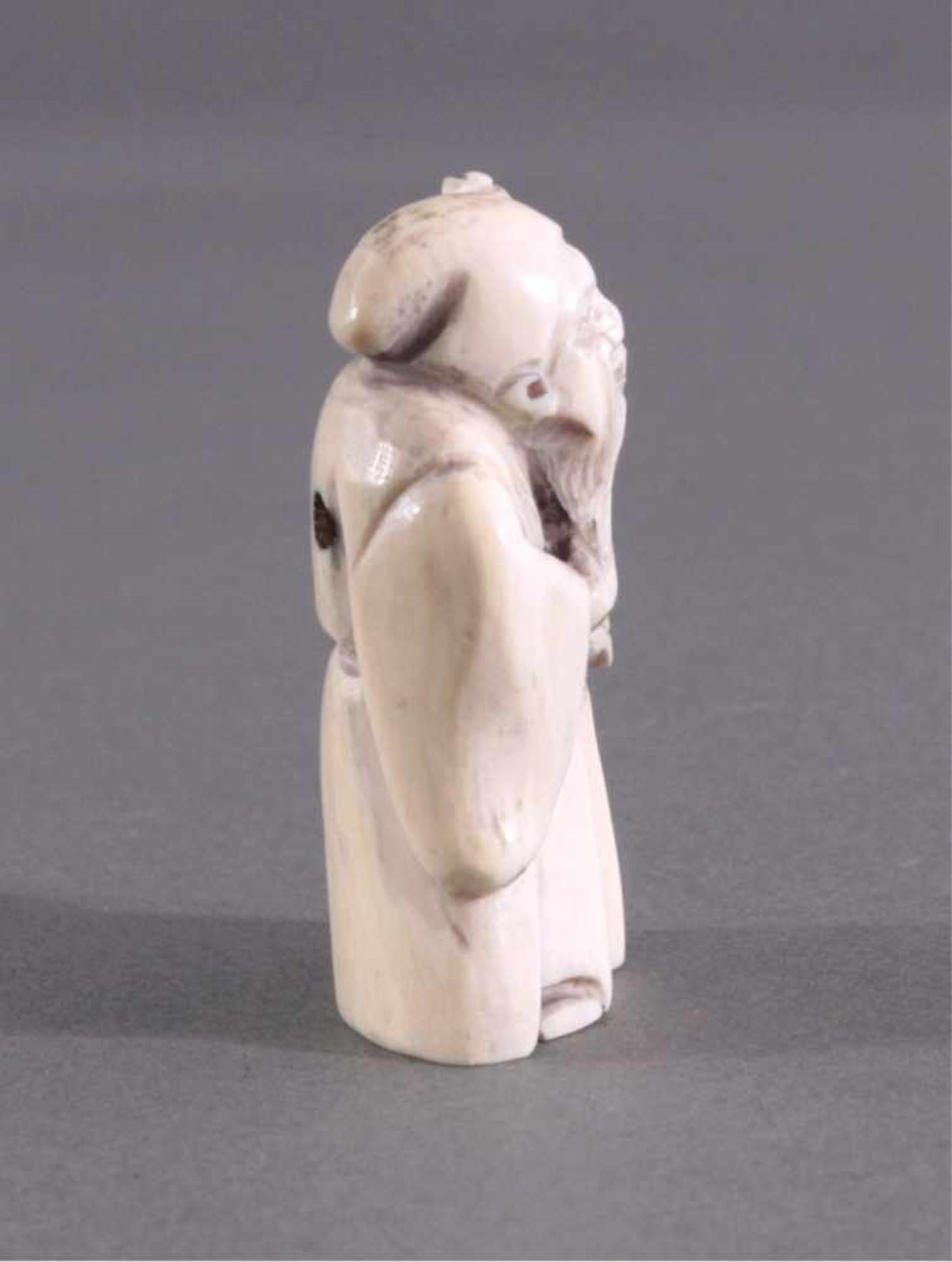 Netsuke, Japan, Mitte 20. Jh., Elfenbein geschnitztVollplastische Schnitzerei, partiell geschwärzt, - Bild 4 aus 5