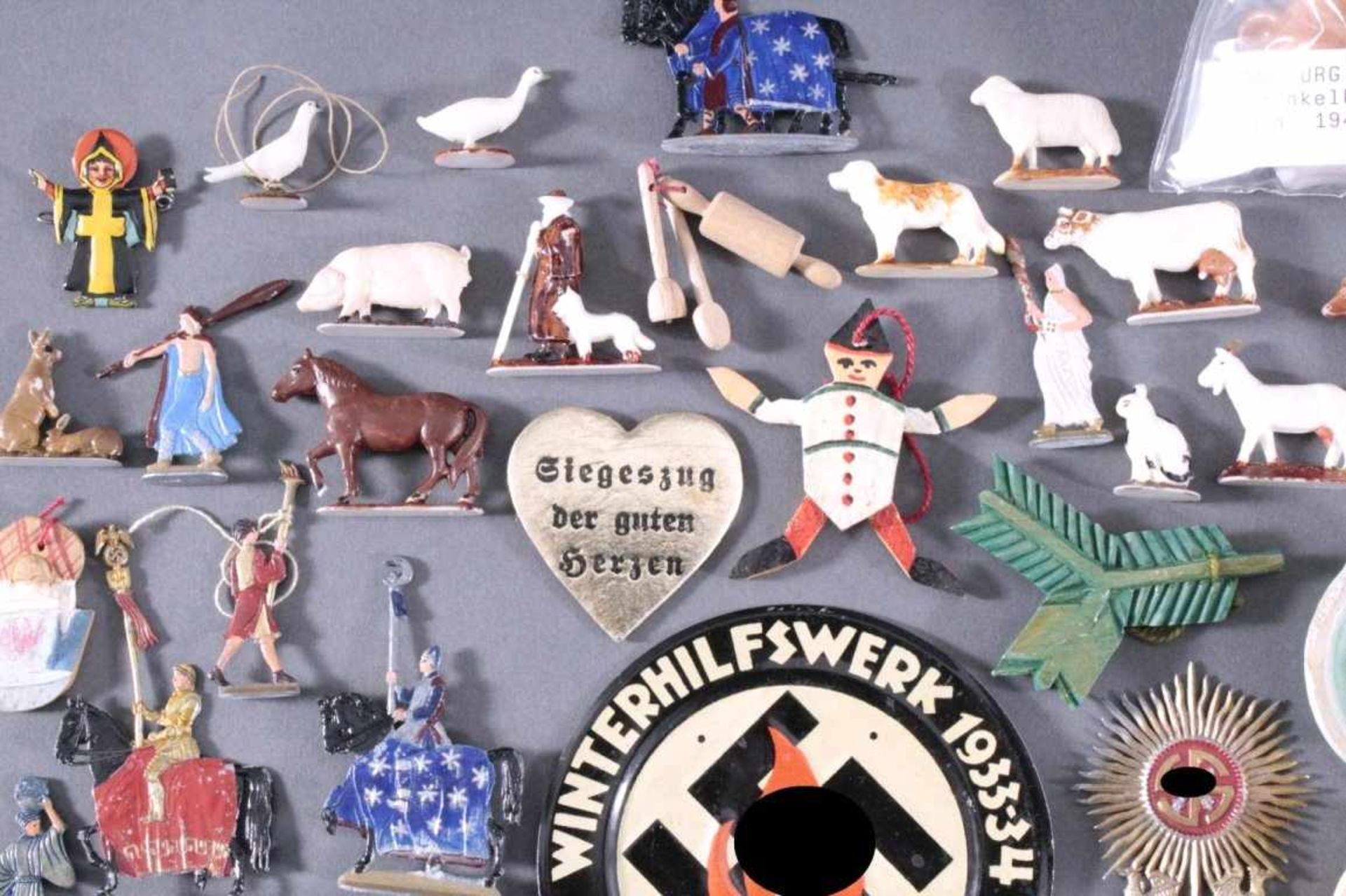 Sammlung WHW Abzeichen 1925-45 diverse SpendenCa. 50 Stück aus unterschiedlichen Materialien - Bild 2 aus 4