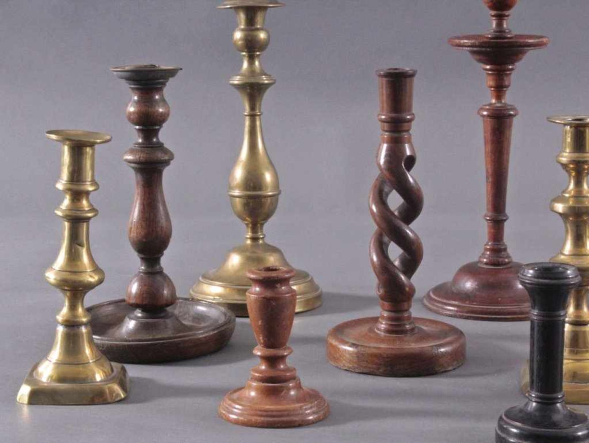 Konvolut Kerzenständer um 1900Aus Bakelit, gedrechselten Holz und Messing inunterschiedlichen - Image 2 of 4
