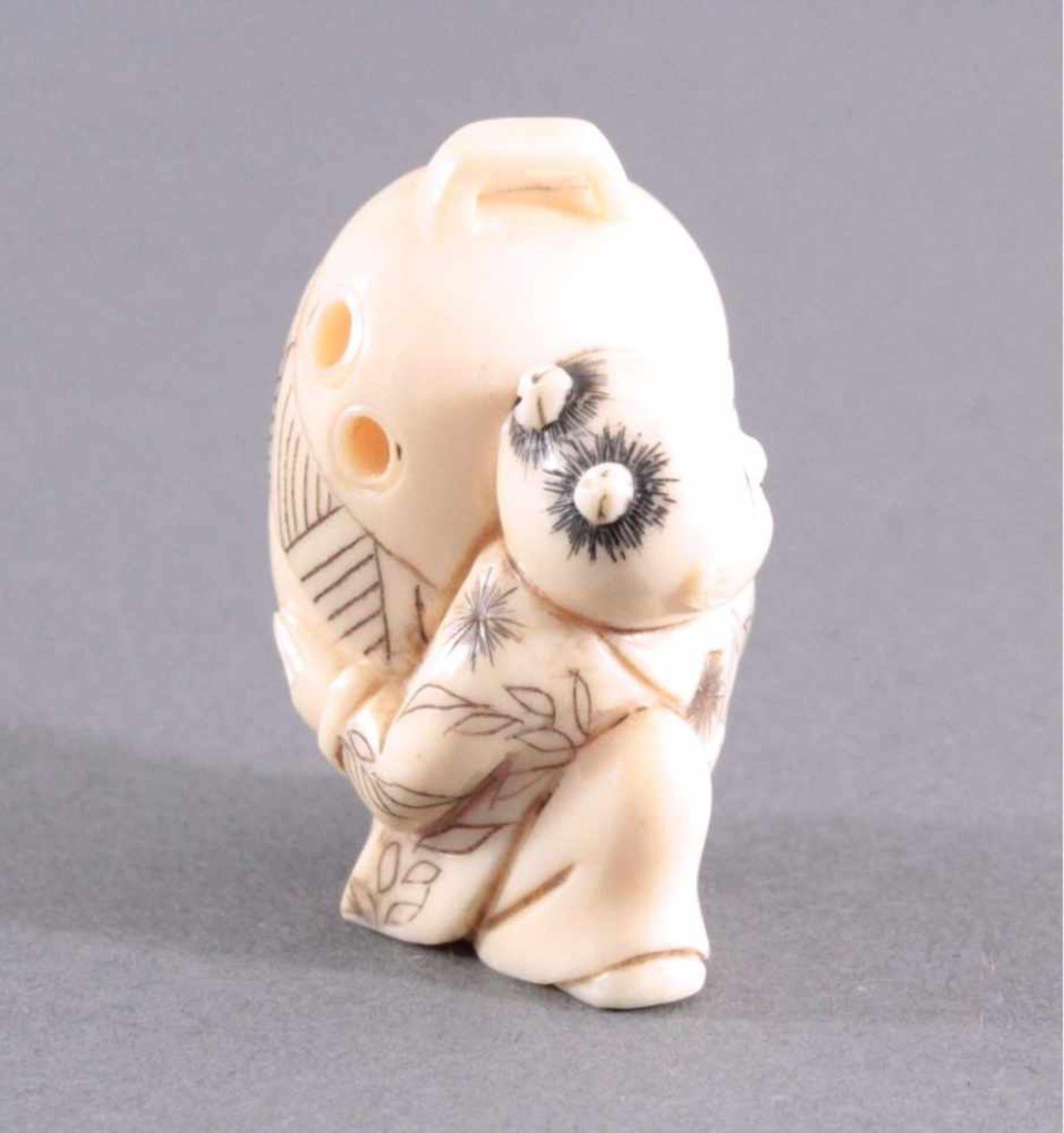 Netsuke, Japan 1. Hälfte 20. Jh., Elfenbein geschnitztVollplastische Schnitzerei, partiell - Bild 4 aus 5