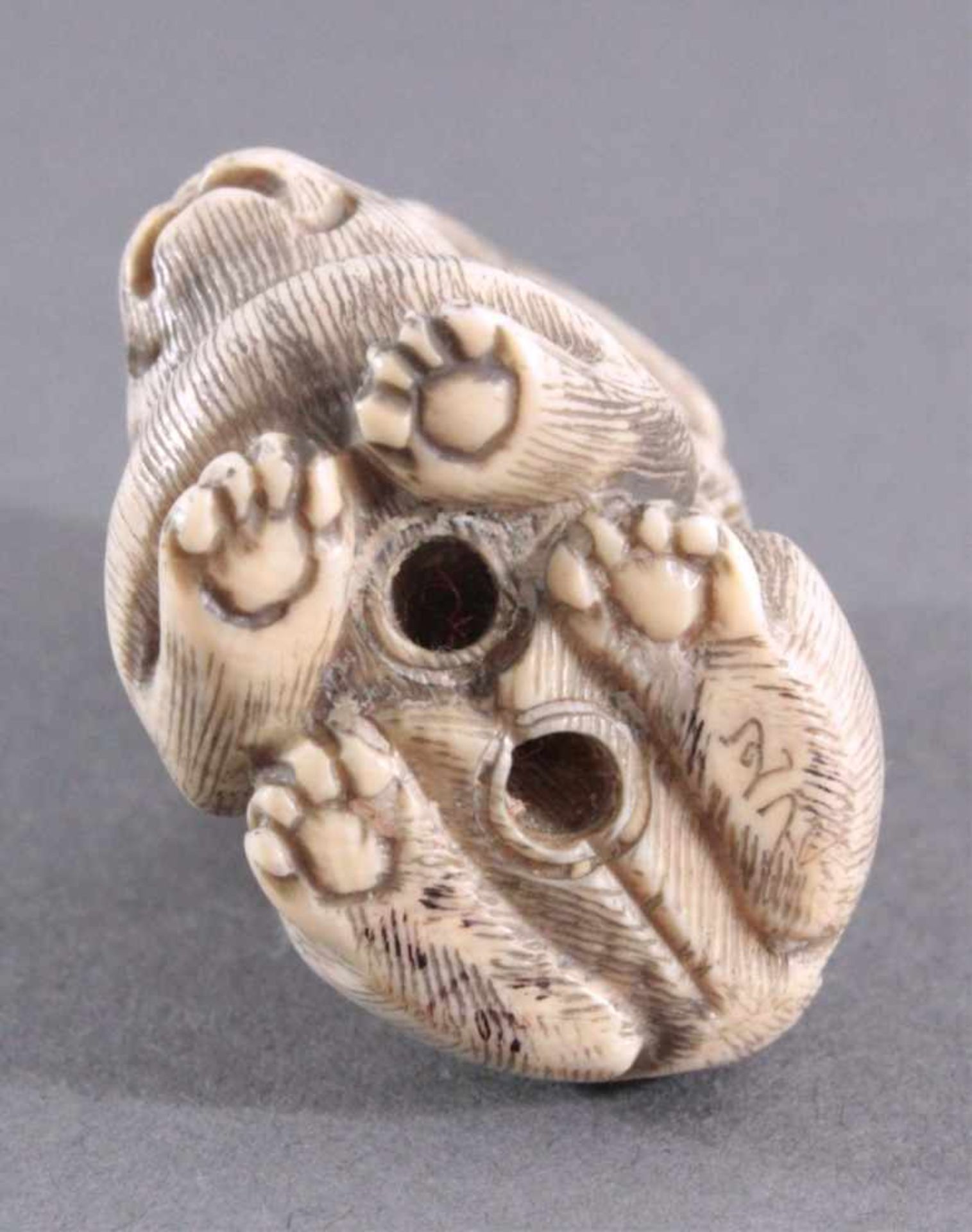 Netsuke, Japan 1. Hälfte 20. Jh., Elfenbein geschnitztVollplastische Schnitzerei, partiell - Bild 5 aus 5