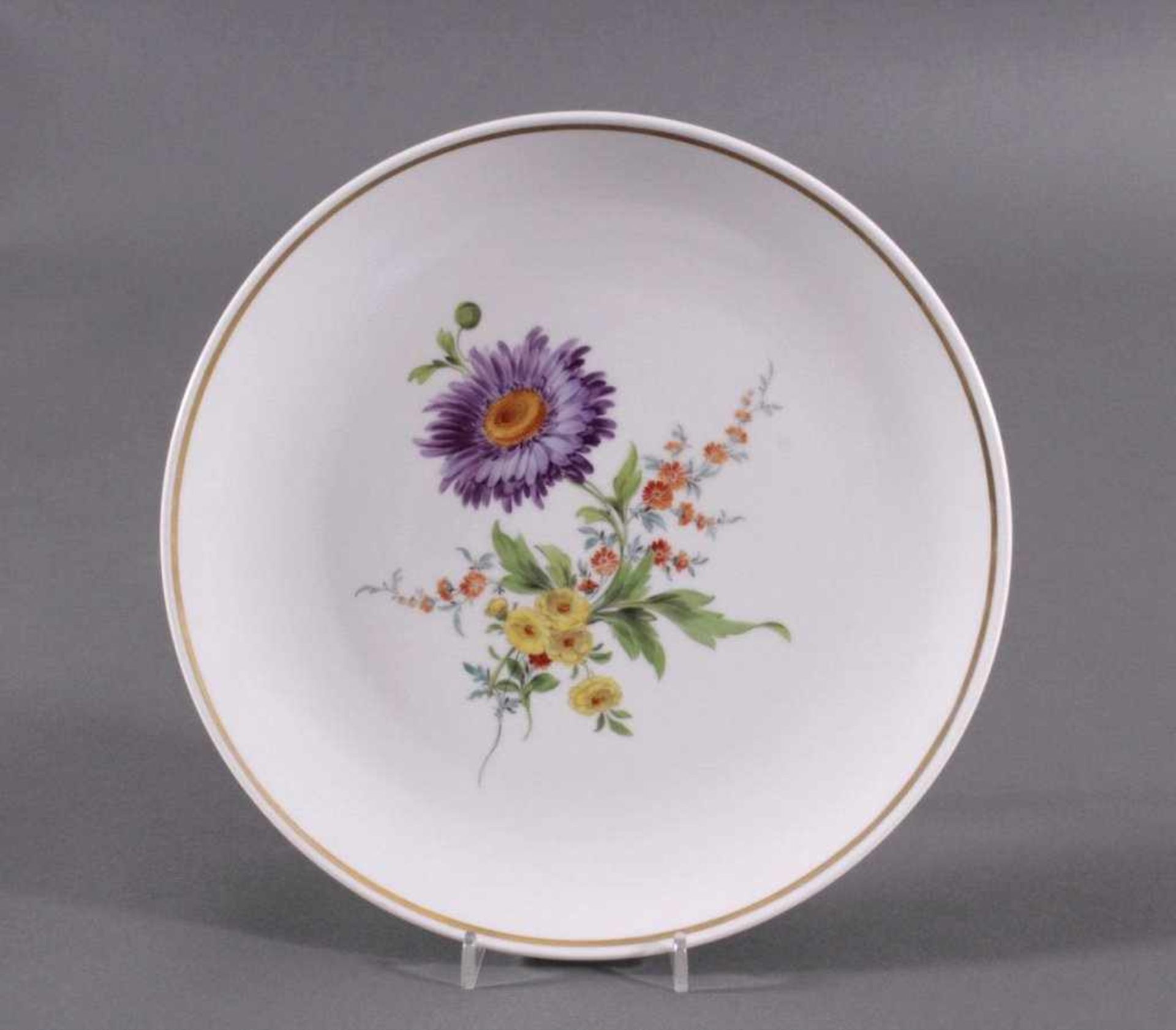 Meissen Wandteller, 1. Hälfte 20. Jh.Runde Form, polychrome Blumenmalerei, Goldrand,