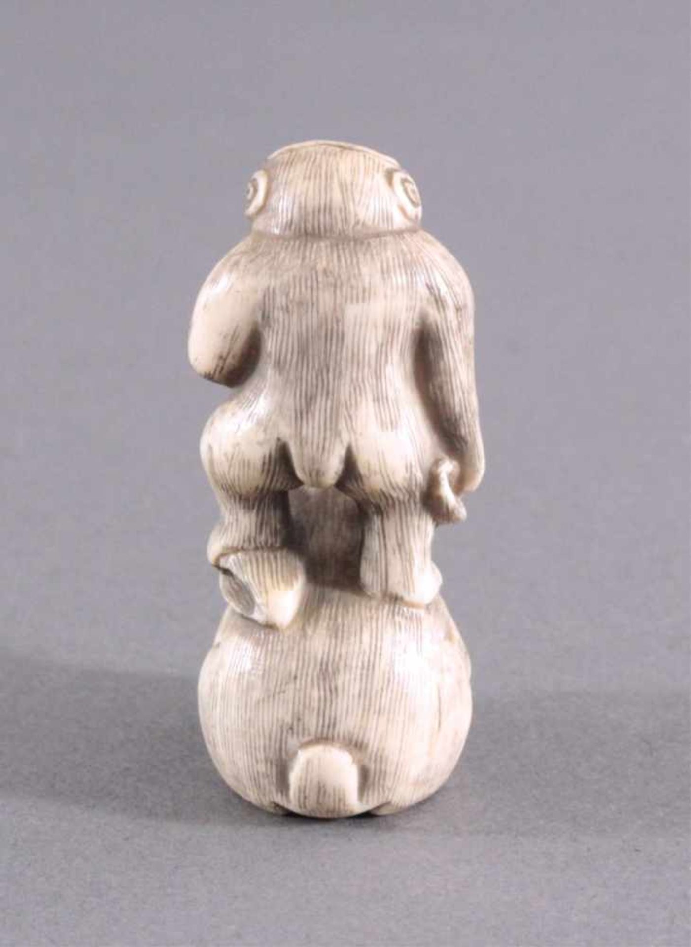 Netsuke, Japan 1. Hälfte 20. Jh., Elfenbein geschnitztVollplastische Schnitzerei, partiell - Bild 3 aus 5
