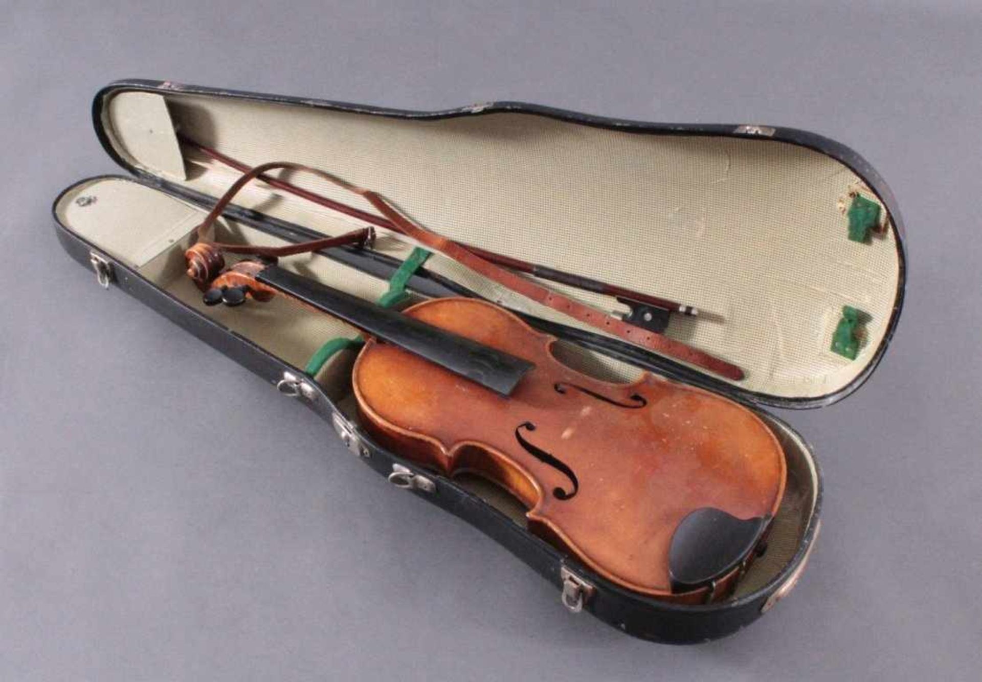 Geige / Violine mit Bogen und Geigenkasten um 1900Ca. Korpus Länge 36 cm.