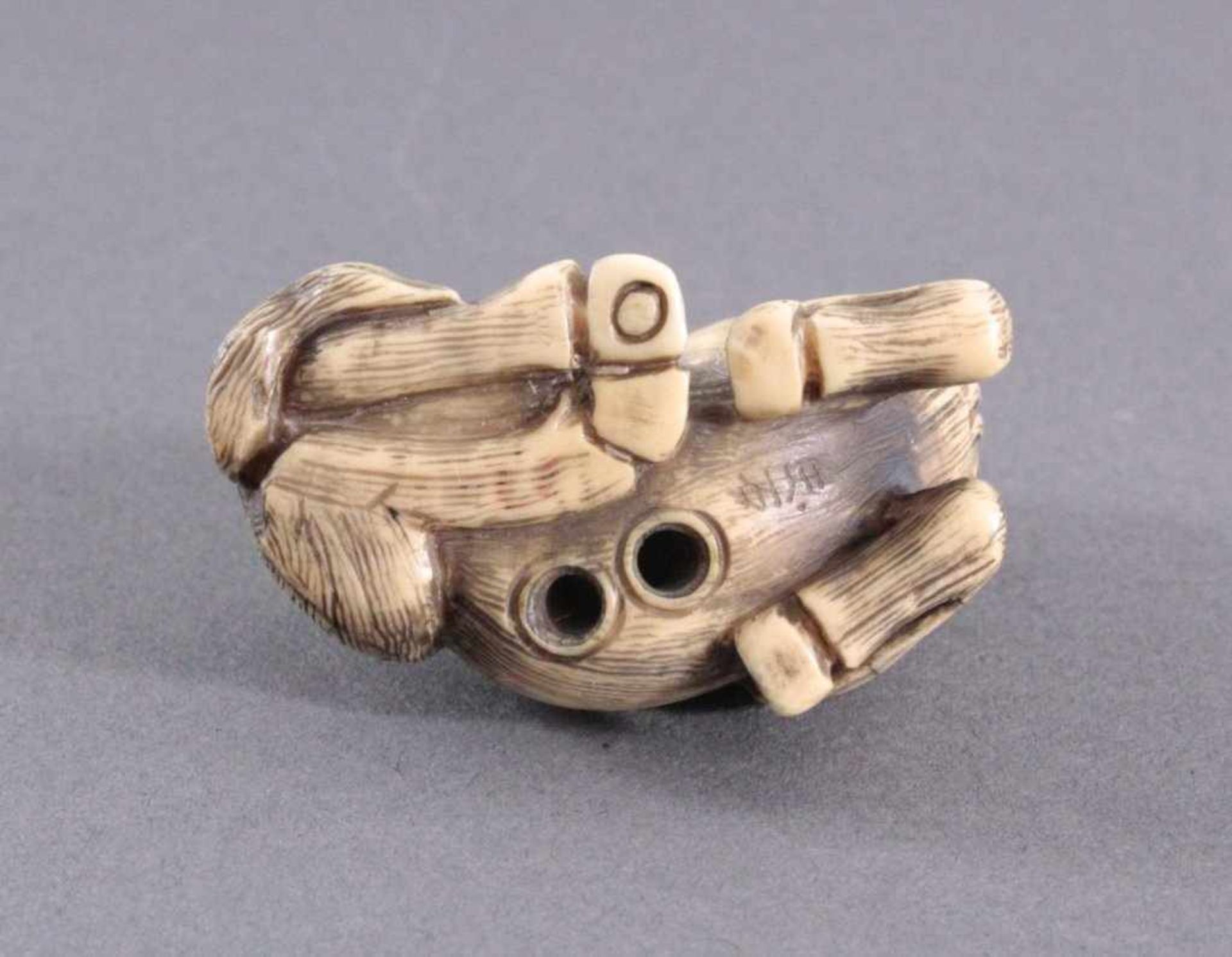 Netsuke, Japan 1. Hälfte 20. Jh., Elfenbein geschnitztVollplastische Schnitzerei, liegendes Pferd, - Bild 5 aus 5