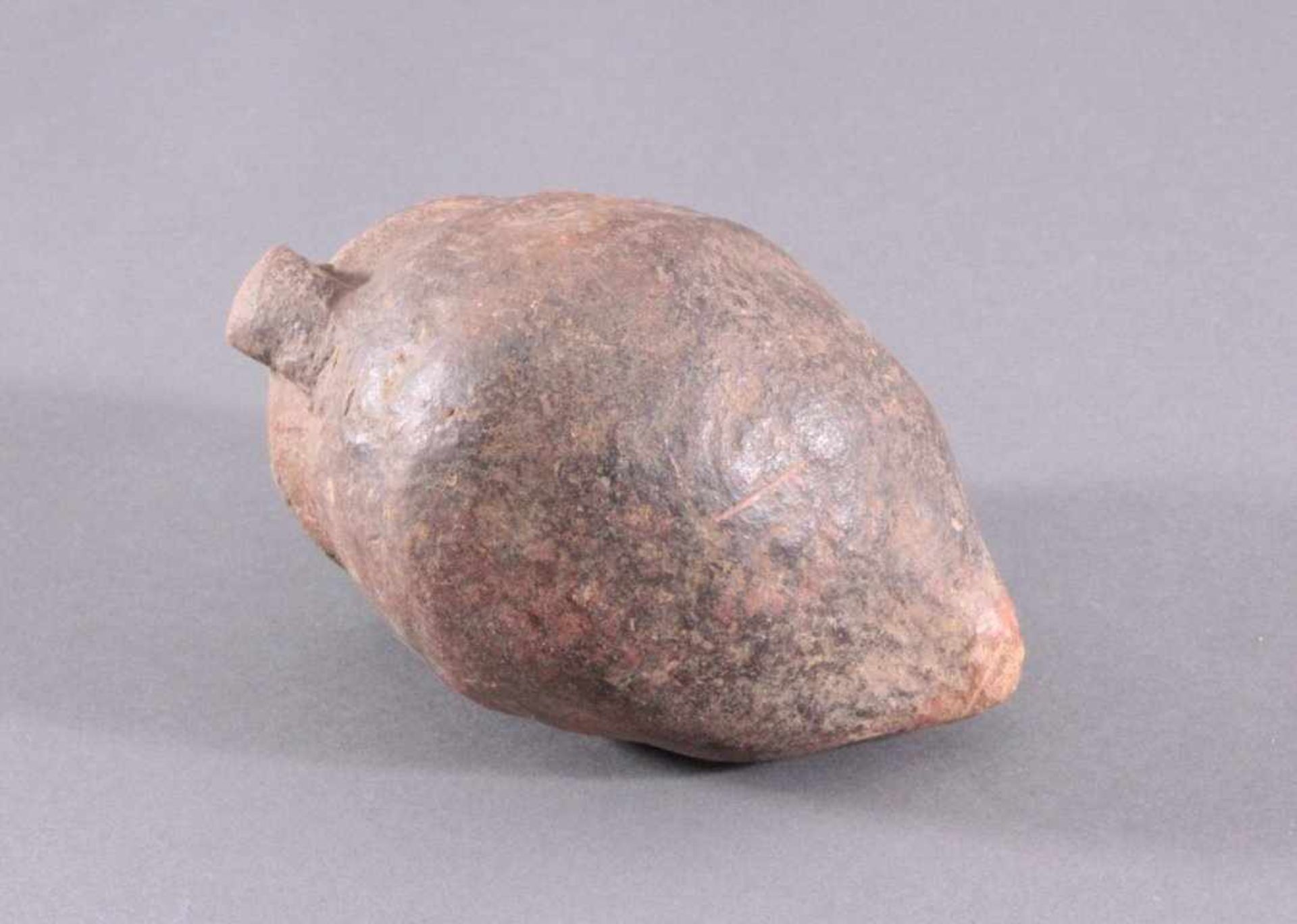 Henkelgefäß - Lausitzer Kultur 900-500 v. Chr.Henkelgefäß auf der Vorderseite verziert mit einer - Bild 5 aus 5