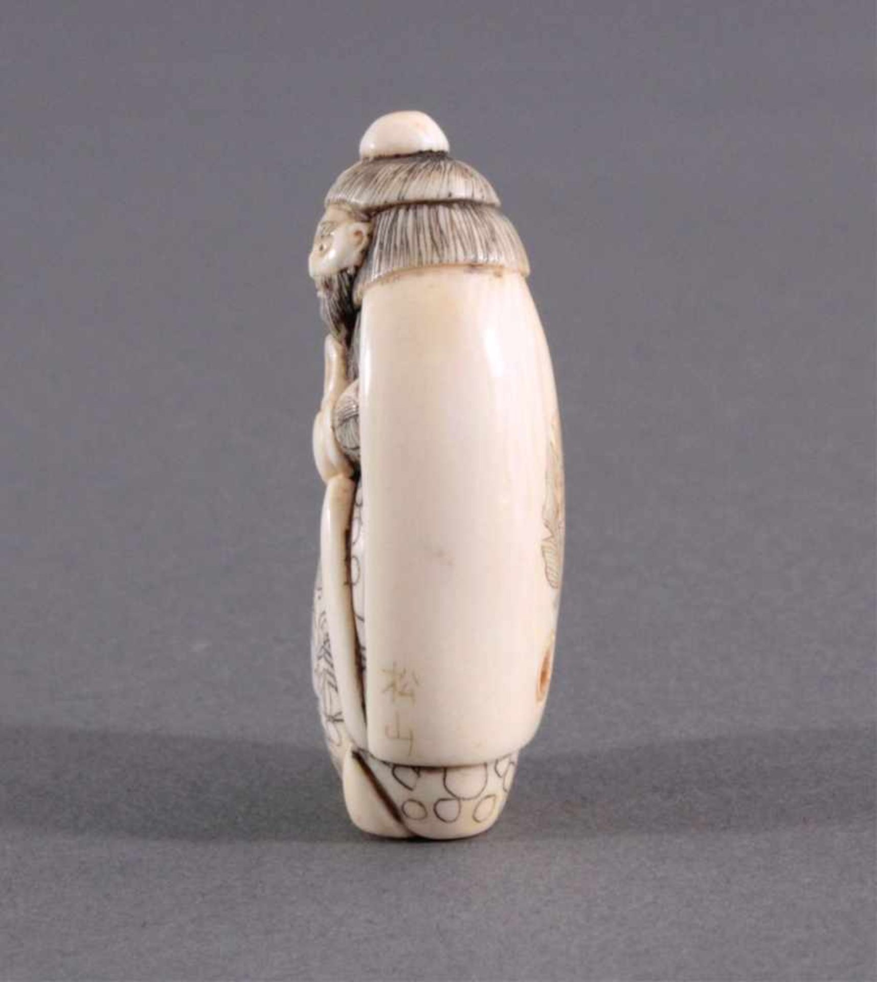 Netsuke, China, Mitte 20. Jh., Elfenbein geschnitztVollplastische Schnitzerei, partiell - Bild 2 aus 7