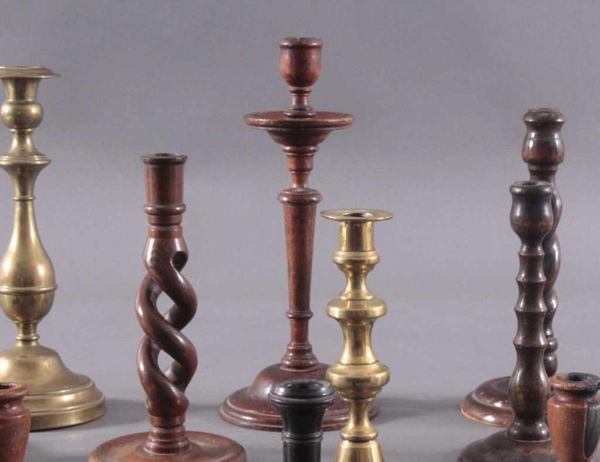 Konvolut Kerzenständer um 1900Aus Bakelit, gedrechselten Holz und Messing inunterschiedlichen - Image 3 of 4