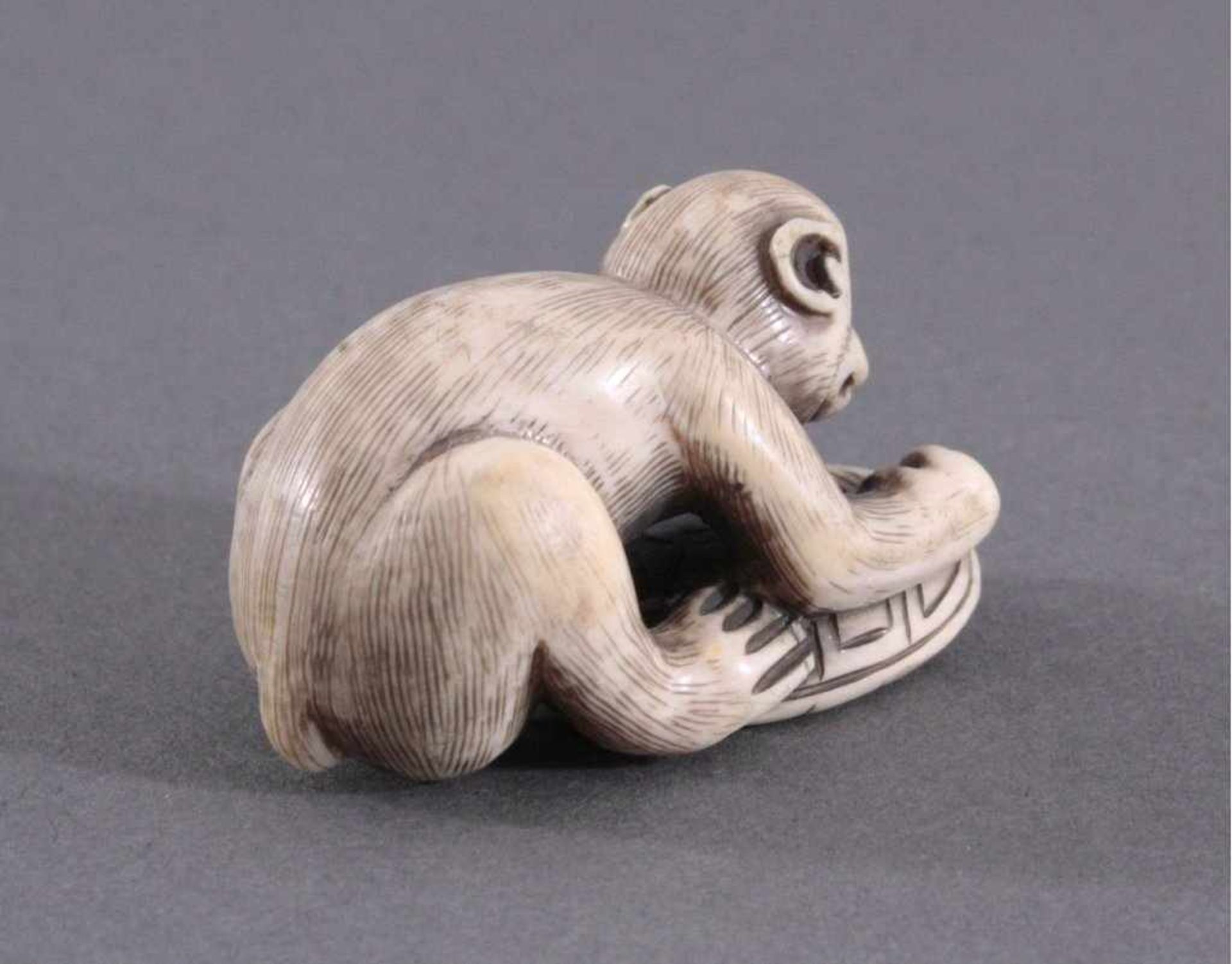 Netsuke, China, Mitte 20. Jh., Elfenbein geschnitztVollplastische Schnitzerei, partiell - Bild 3 aus 5