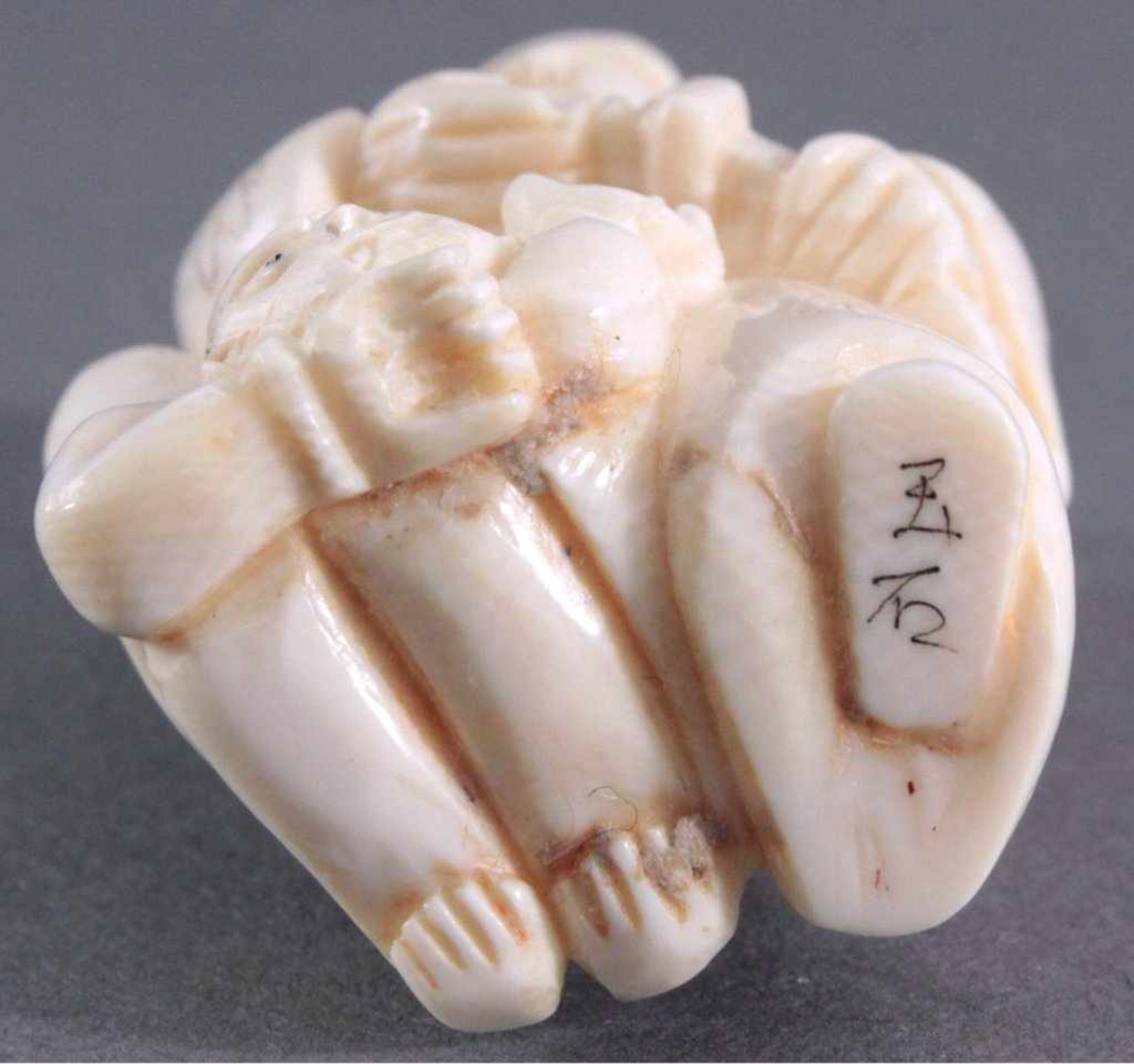 Netsuke, Japan 1. Hälfte 20. Jh., Elfenbein geschnitztVollplastische Schnitzerei, partiell - Bild 5 aus 5