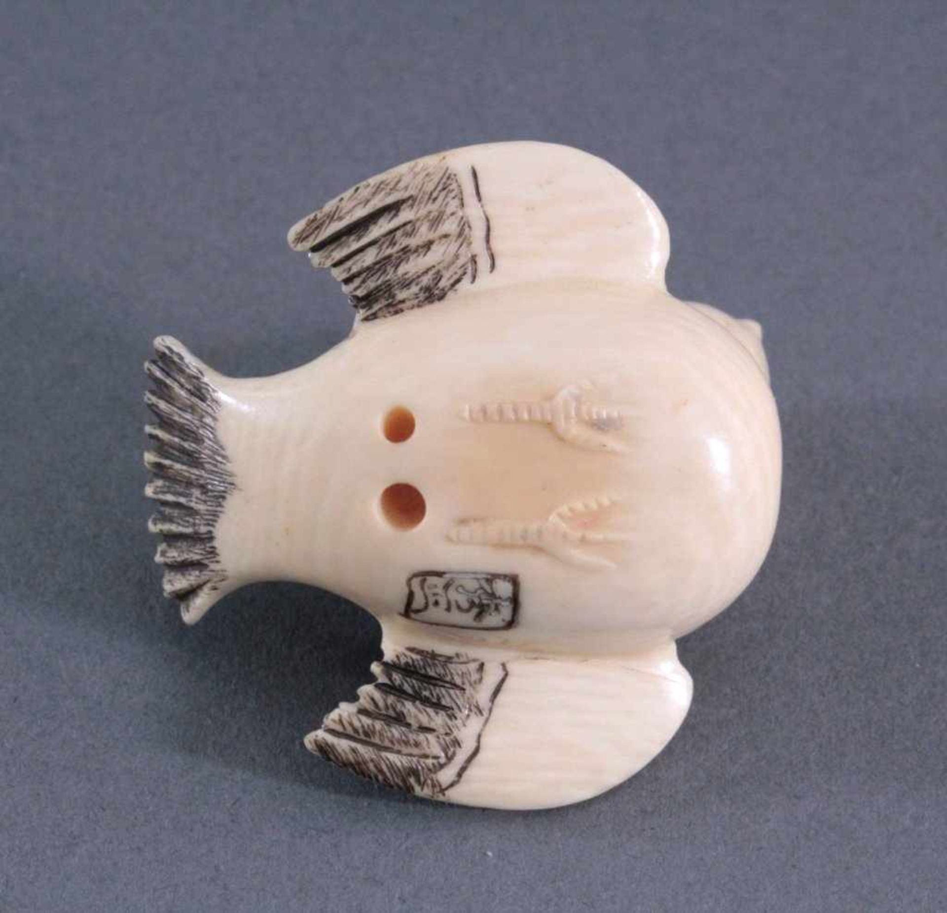 Netsuke, China, Mitte 20. Jh., Elfenbein geschnitztVollplastische Schnitzerei, partiell - Bild 5 aus 6