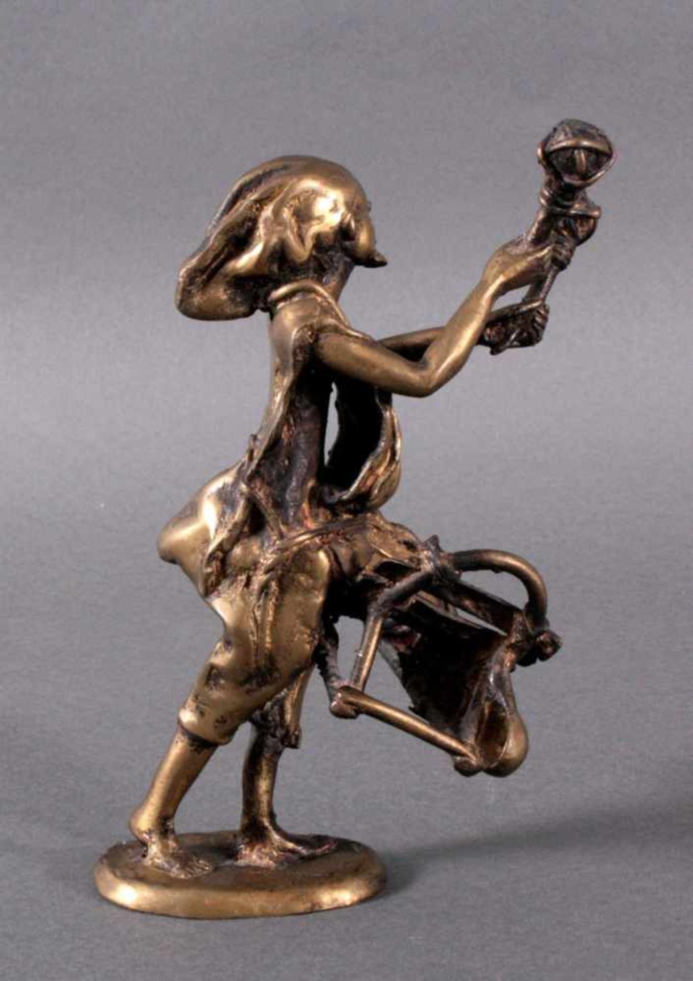 Bronzefigur ChinaGlockenspieler, ovaler Stand, detailliert gearbeitet,verlorene Form, ca. H- 21 cm - Bild 3 aus 5