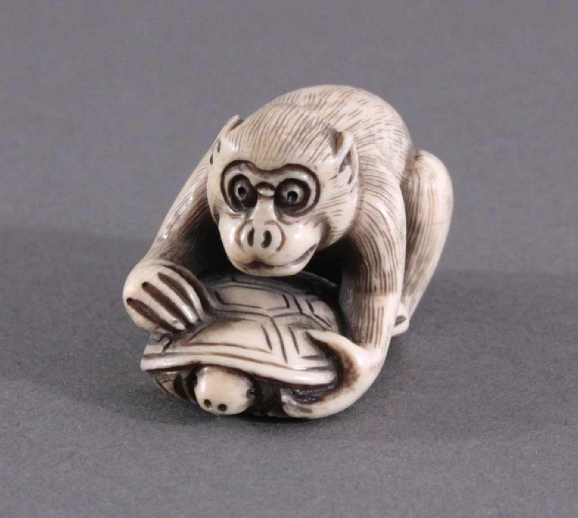 Netsuke, China, Mitte 20. Jh., Elfenbein geschnitztVollplastische Schnitzerei, partiell