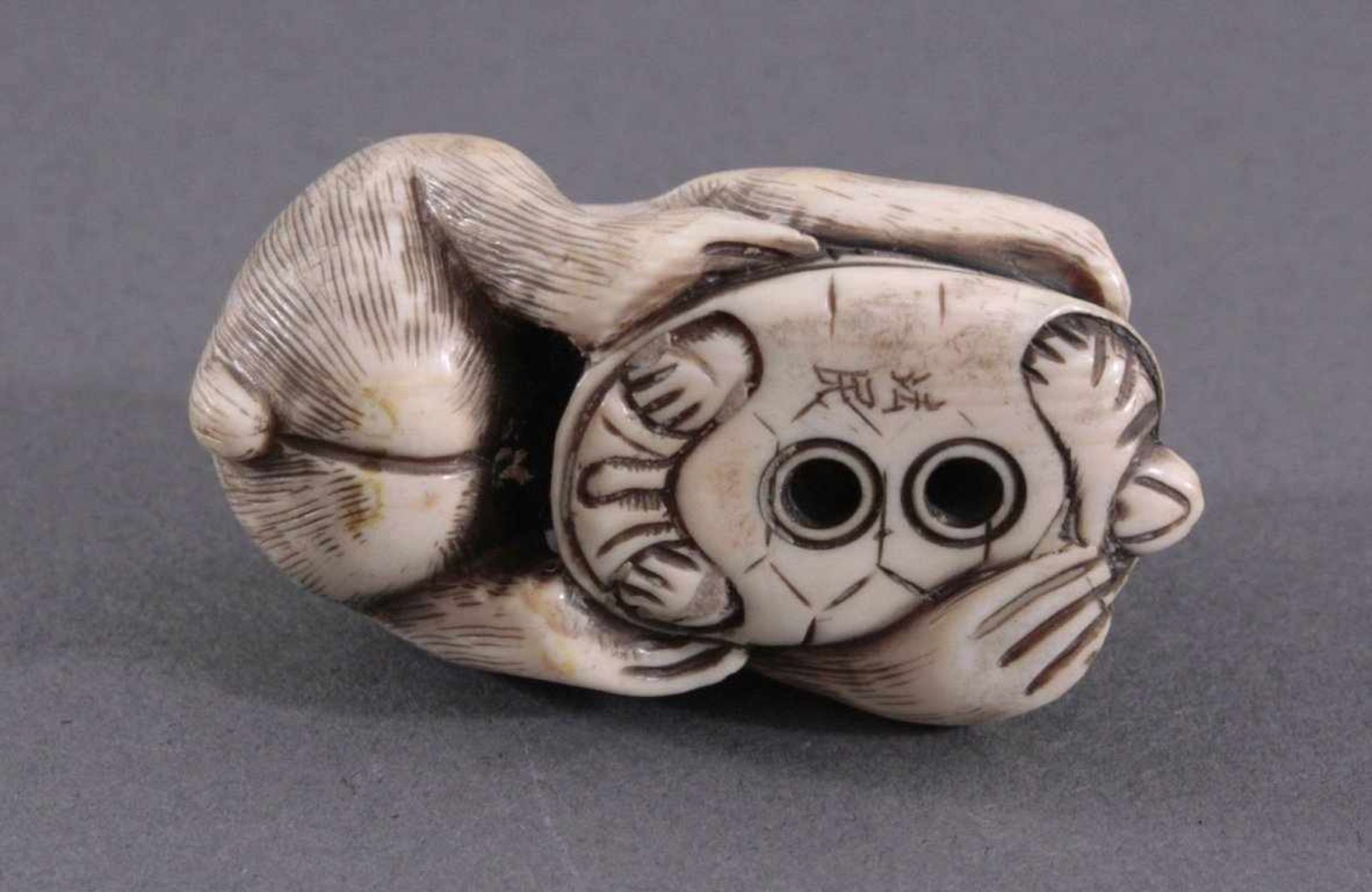 Netsuke, China, Mitte 20. Jh., Elfenbein geschnitztVollplastische Schnitzerei, partiell - Bild 5 aus 5