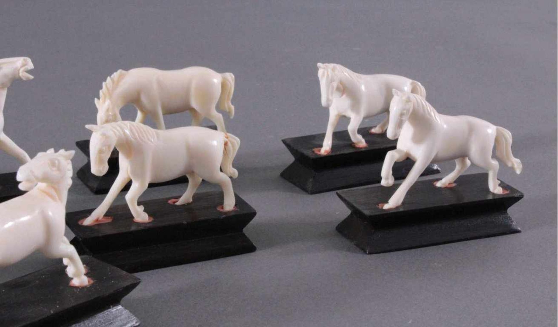 7 Pferdefiguren aus Elfenbein1. Hälfte 20. Jh., vollplastisch geschnitzt, auf Holzsockel,bei einem - Image 3 of 4