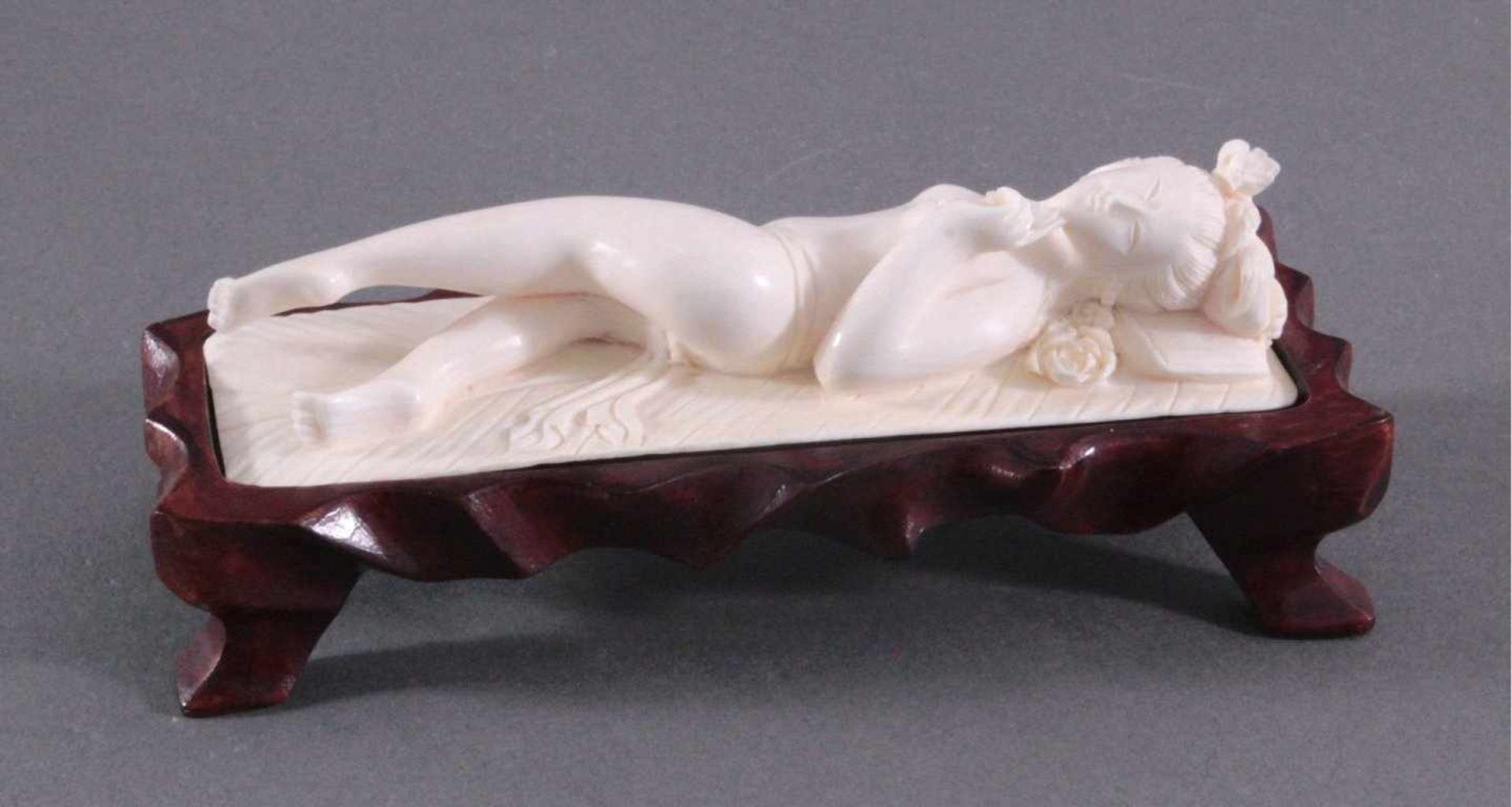 Elfenbeinfigur, liegende Geisha auf geschnitztem HolzsockelVollplastisch geschnitzt, auf - Bild 2 aus 6