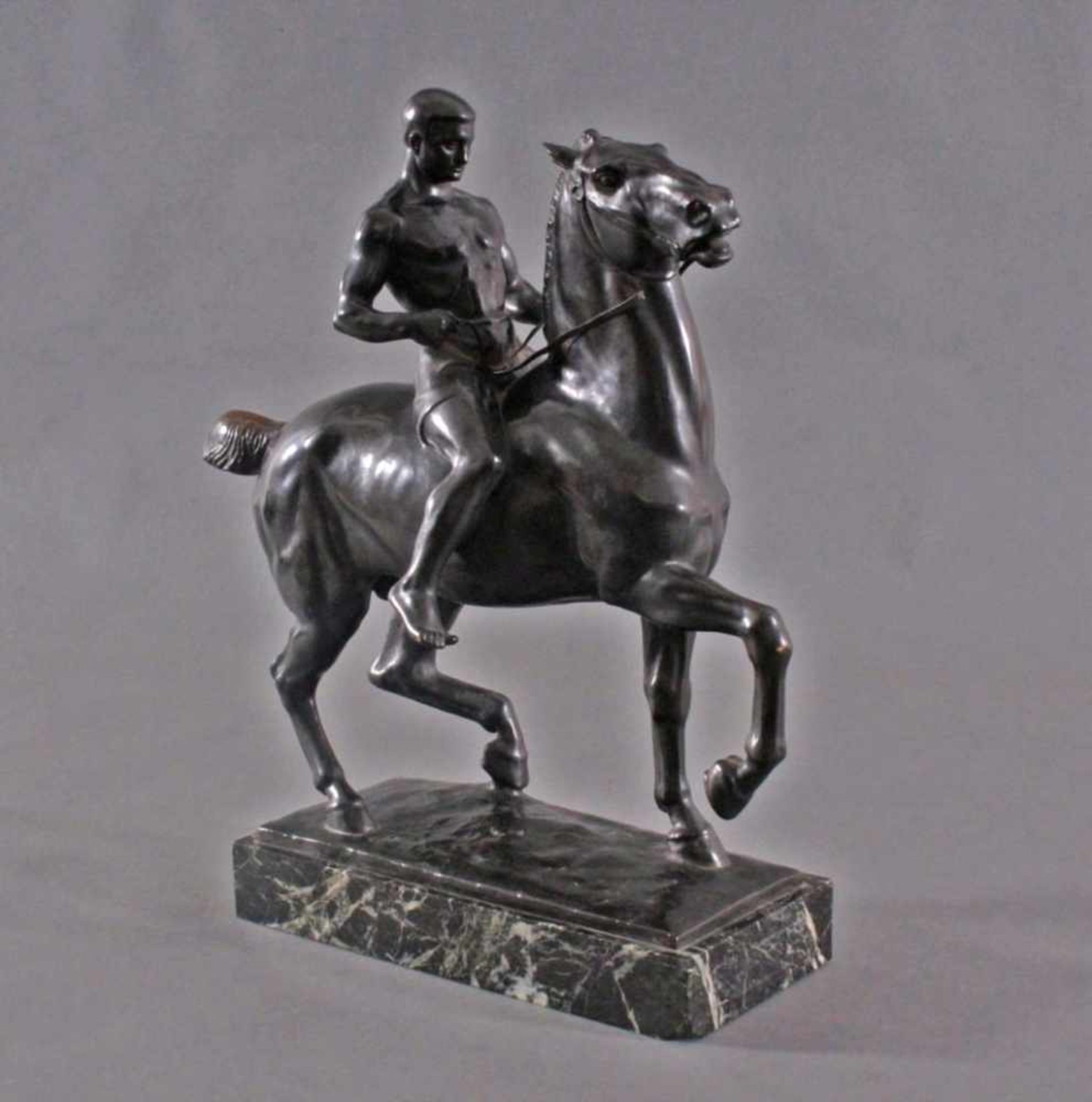 Richard Fabricius (1863-1923)Bronze, Reiter auf Pferd, auf rechteckiger Sockelplattesigniert "R.D.