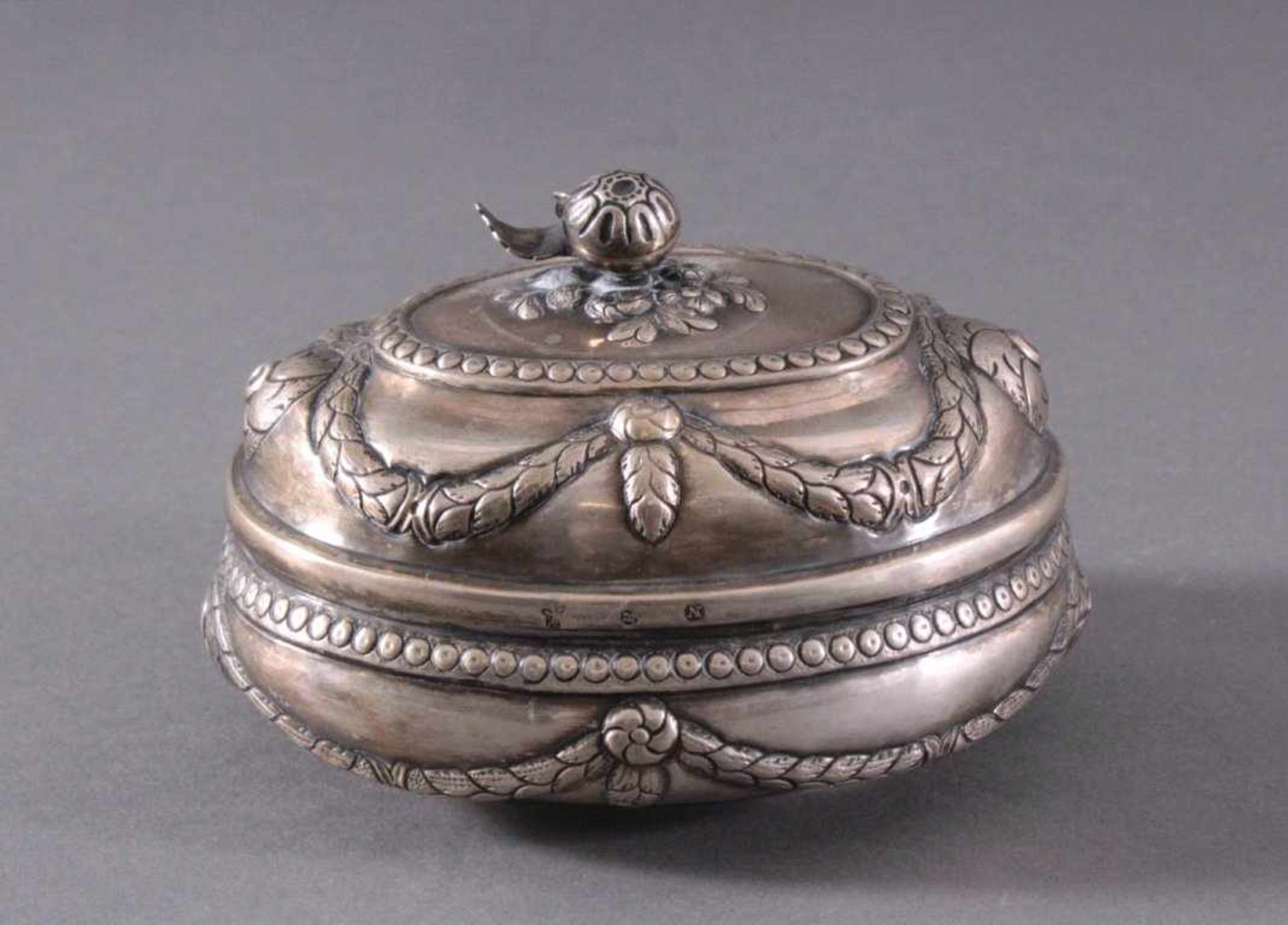 Silberne Deckeldose 19. Jh.Reliefierte Dose, ovale Form, Deckelknauf in Form einerKnospe,