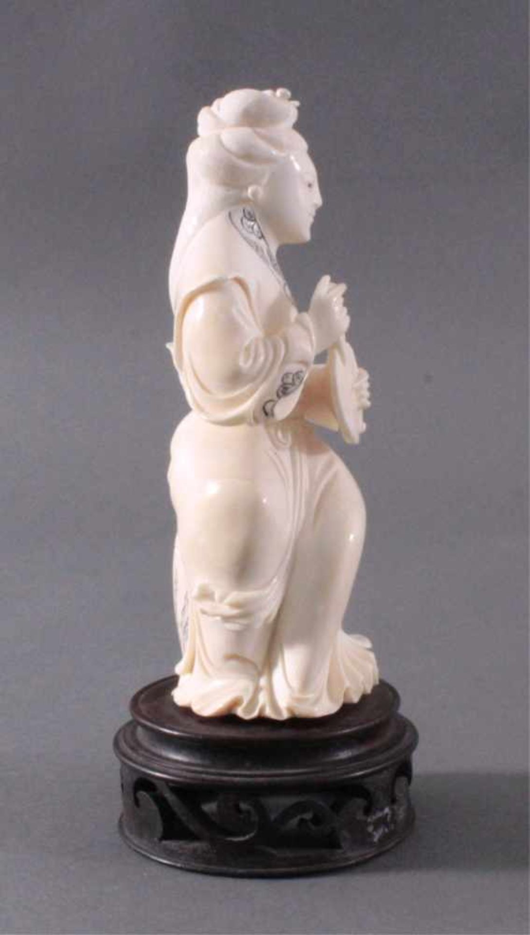 Elfenbeinfigur, sitzende Geisha mit GongVollplastisch geschnitzt, auf rundem Holzsockel,ca. Höhe - Bild 4 aus 6