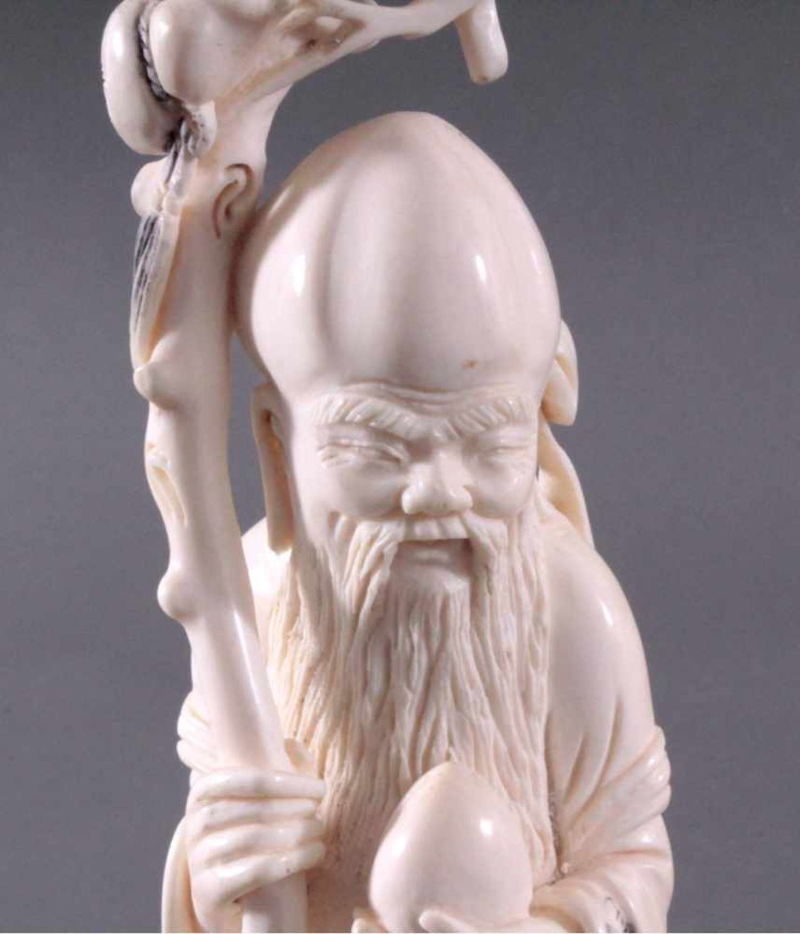 Elfenbeinfigur, China 1.. Hälfte 20. Jh.Dargestellt als wandernder Eremit mit Glatze, Stock - Image 5 of 7