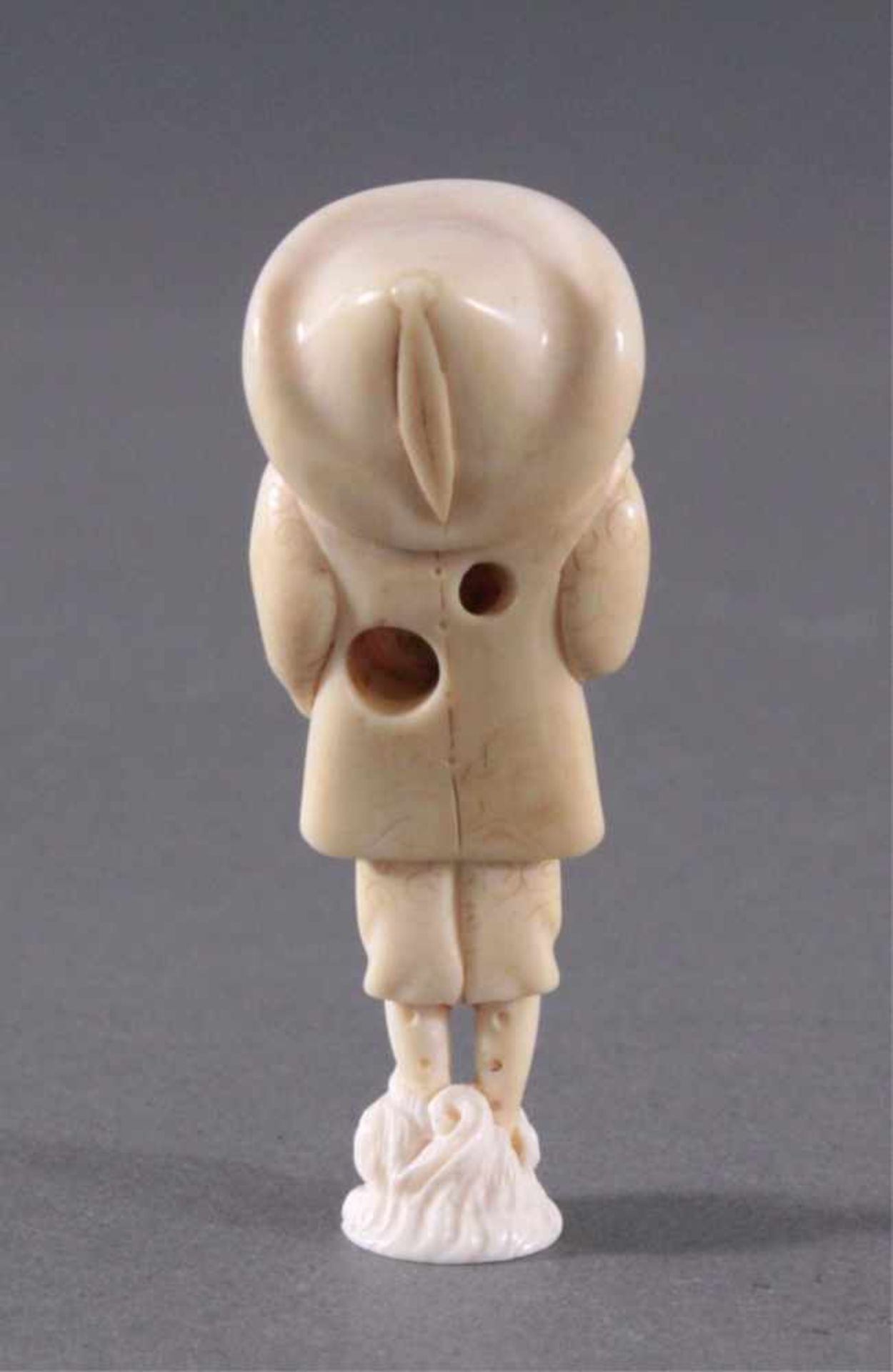 Netsuke, Japan 1. Hälfte 20. Jh., Elfenbein geschnitztStehender Mann mit Stoch und Hut,ca. 6,9 x 2,5 - Bild 3 aus 6